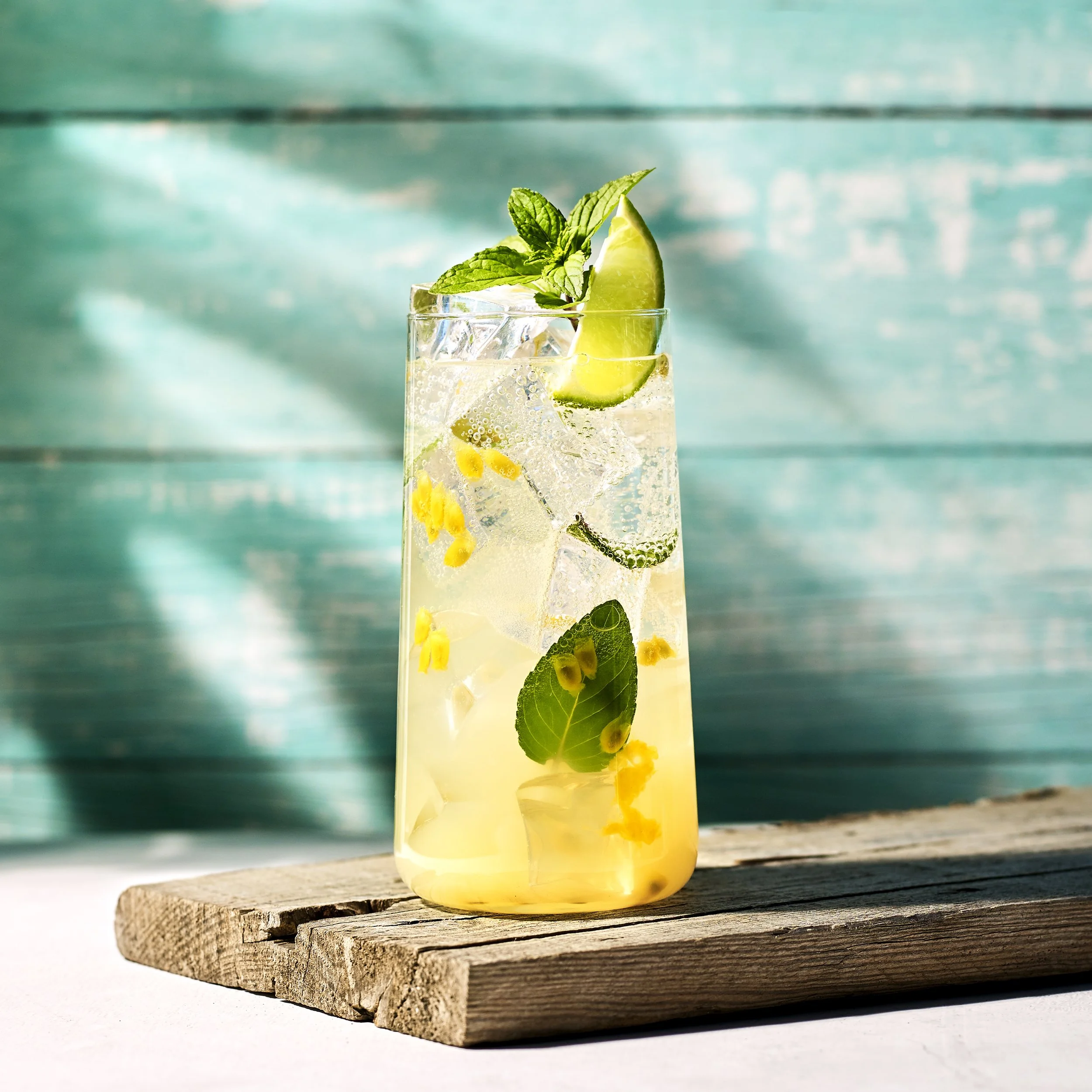 Tropisk romdrink med passionsfrukt, lime och No.1 Old Caribbean rom serverad i highballglas.