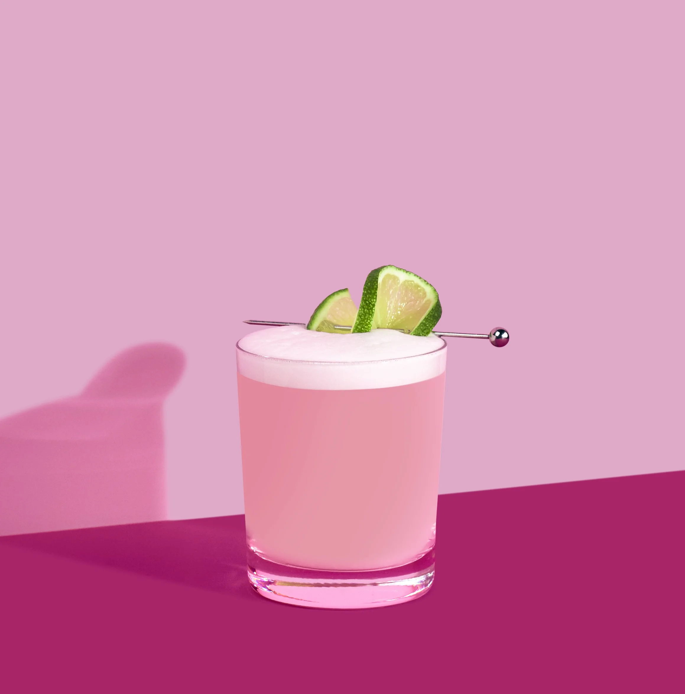 Blåbär hallon sour cocktail med lime