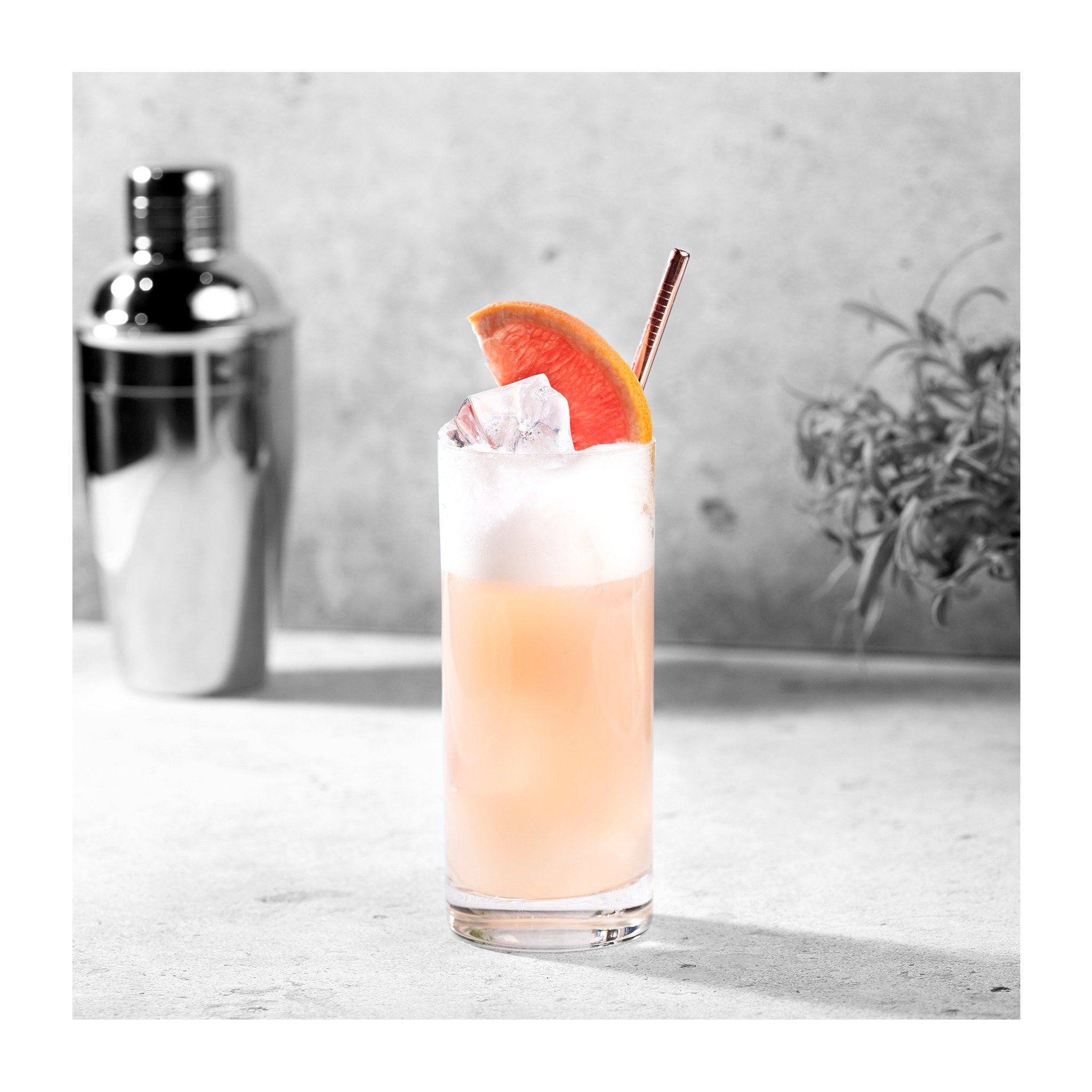 Gin Fizz med inslag av grapefrukt, en enkel tvist p&aring; en bubblande klassiker 😍

5cl All About Gin
4cl Grapefruktjuice
3cl Citronjuice
2cl Sockerlag
&Auml;ggvita
Sodavatten eller tonic
Is

H&auml;ll gin, grapefruktjuice, citronjuice, sockerlag o