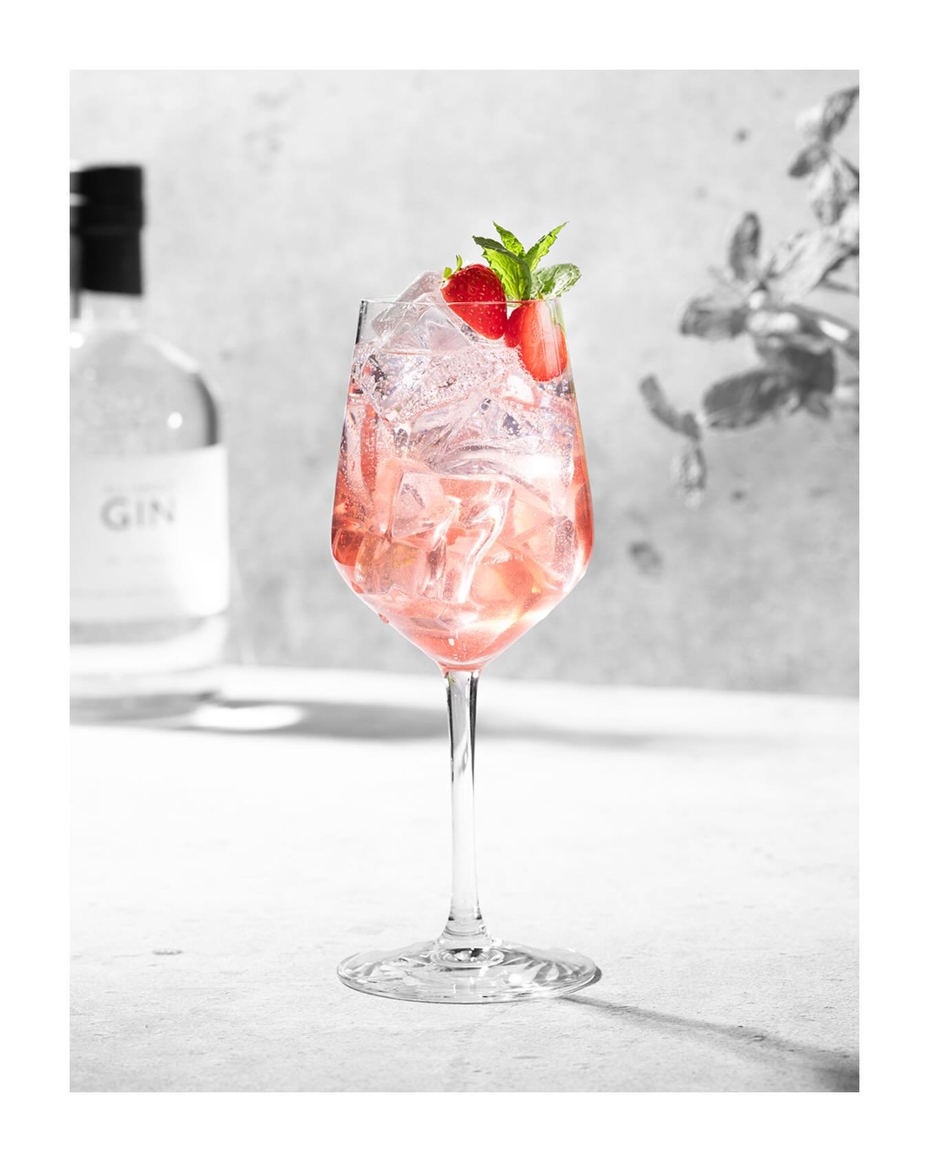All About Midsommar Spritz🍓I morgon sk&aring;lar vi med en Jordgubb &amp; Ros&eacute; Spritz &ndash; enkel, b&auml;rig och presis s&aring; bubblig som midsommar kan vara🥂
Vilken blir din Midsommardrink?
 
4 cl All About Gin
2 cl jordgubbssockerlag 