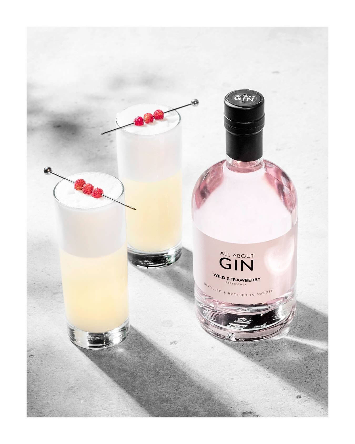 All About Smultron Fizz med vanilj &amp; fl&auml;der 🌸🍓
Somrig, blommig och elegant😍 Tagga en v&auml;n som borde f&aring; smaka denna i sommar🍸
&Ouml;nskar er alla en riktigt h&auml;rlig helg🥂

Ingredienser:
5 cl All About Wild Strawberry Gin
2 
