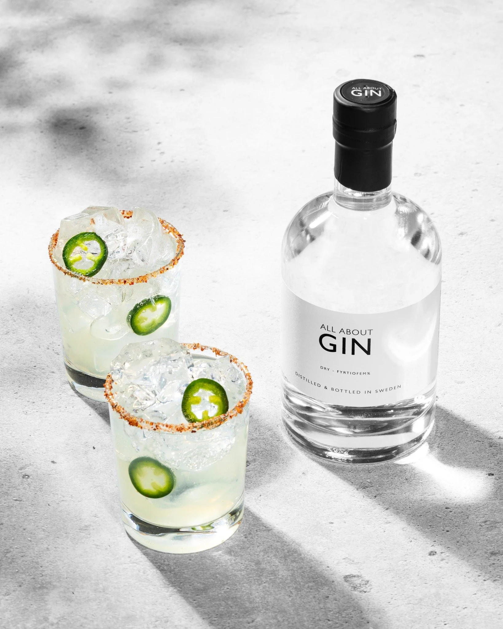 Spicy Summer Fizz 🌶️🍋
Frisk &amp; bubblig med lite sting. Tagga en v&auml;n som gillar lite hetta i glaset 🌶️

&Ouml;nskar er alla en riktigt h&auml;rlig helg!

Ingredienser:
5 cl All About Gin
2 cl limejuice (f&auml;rskpressad)
1,5 cl sockerlag
2