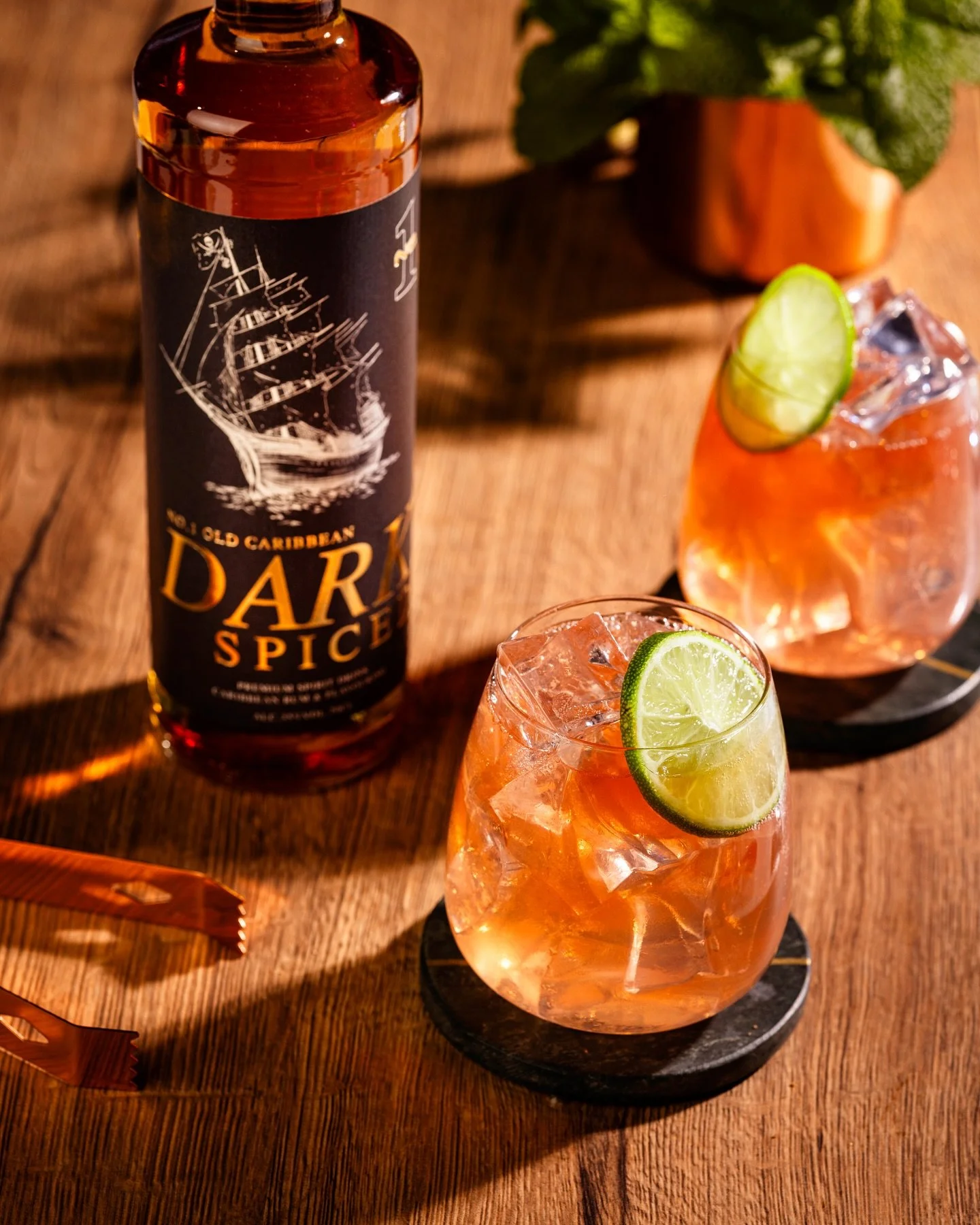 Fruktig passion m&ouml;ter kryddig rom 🍍✨
En frisk och tropisk drink med perfekt balans mellan s&ouml;tma, syra och v&auml;rme.

Recept:
4 cl No.1 Old Caribbean Dark Spiced
1 cl sockerlag
2 cl limejuice
2 cl Passionsfruktlik&ouml;r
is
Toppa med 7up
