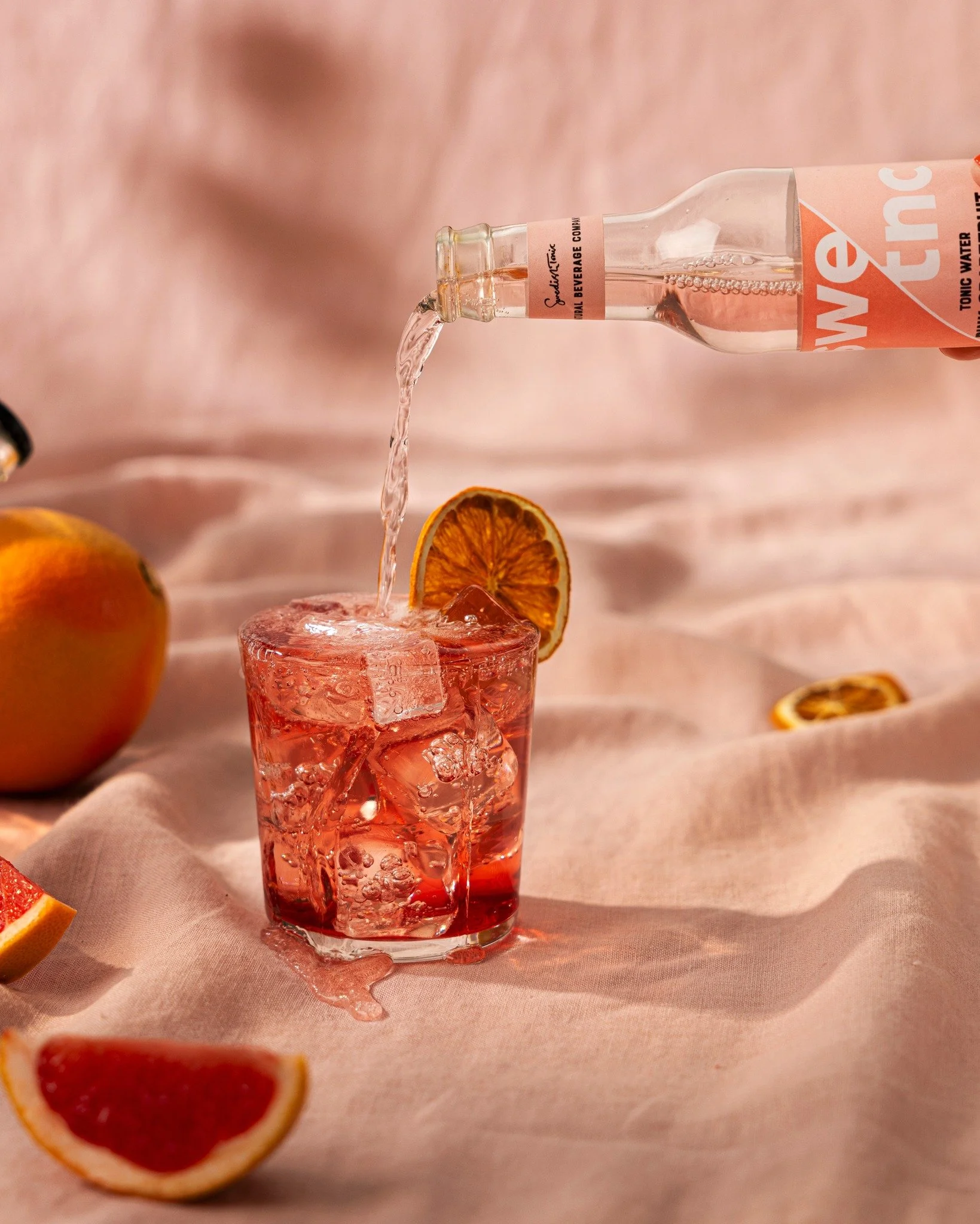 ✨ PINK GRAPEFRUIT TONIC ✨

Frisk, fruktig och med den d&auml;r perfekta balansen mellan s&ouml;tma och bitterhet 🍊💗
Den h&auml;r tonicen &auml;r som gjord f&ouml;r dig som &auml;lskar fr&auml;scha smaker &ndash; b&aring;de solo p&aring; is eller i 