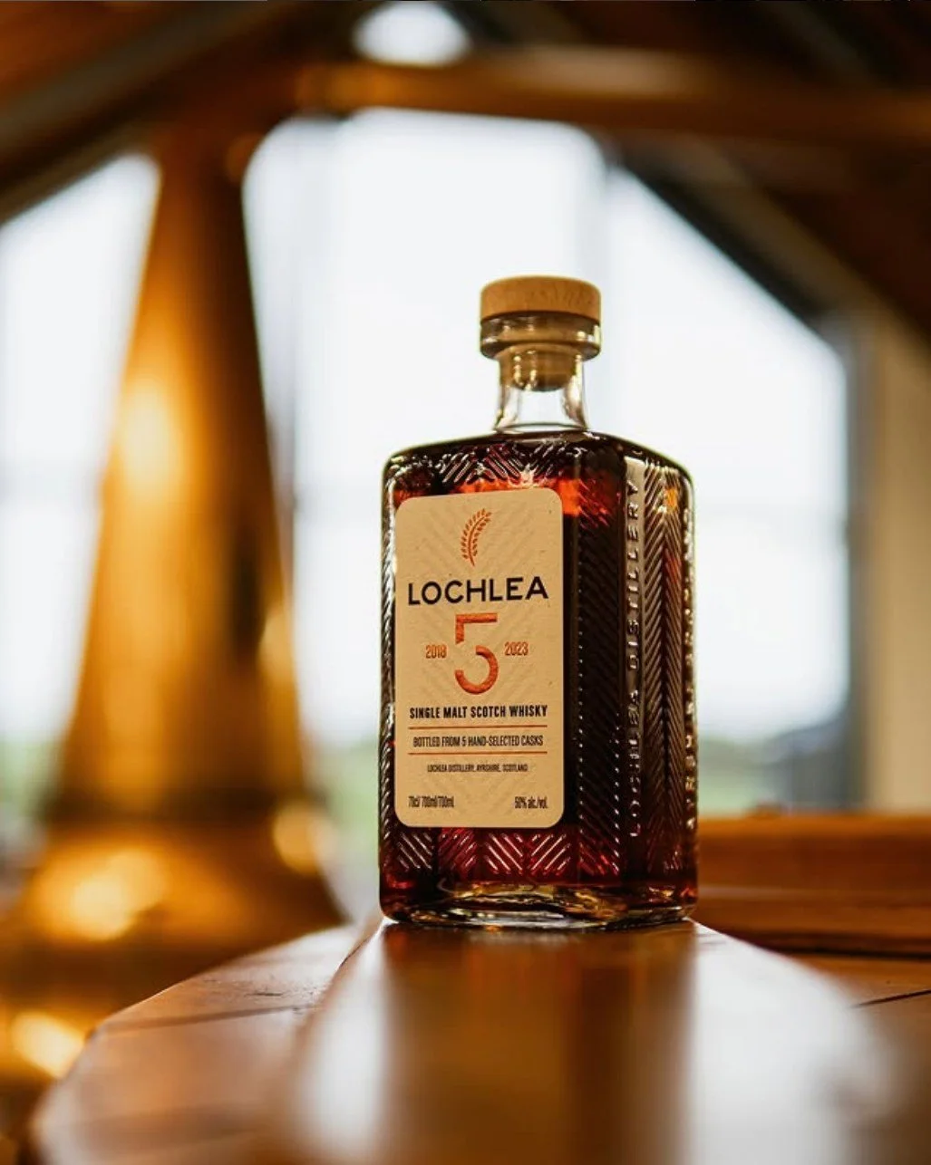 🥃 Lochlea 5 Years Old &ndash; en milstolpe i destilleriets historia!
Den f&ouml;rsta whiskyn fr&aring;n Lochlea med &aring;ldersangivelse &ndash; en limiterad upplaga framtagen av destillerichefen John Campbell. En elegant sammans&auml;ttning av fem