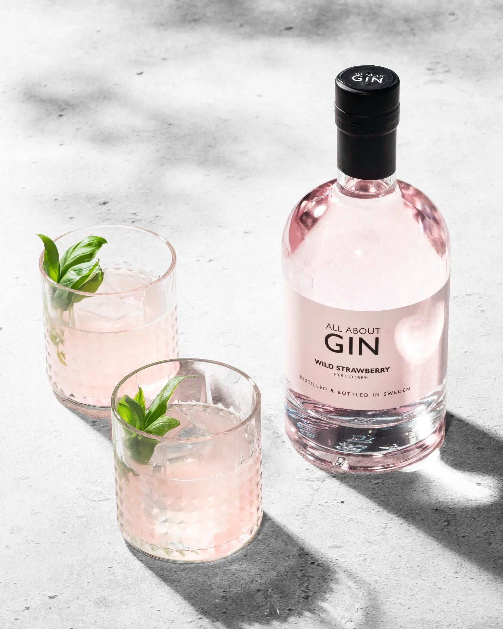 All About Wild Basil Smash🍓🍃 Smultron m&ouml;ter basilika i en &ouml;rtig, b&auml;rig och riktig elegant cocktail😍

&Ouml;nskar er alla en riktigt h&auml;rlig helg🥂

Ingredienser:
&bull;5 cl All About Wild Strawberry Gin
&bull;6-8 f&auml;rska bas