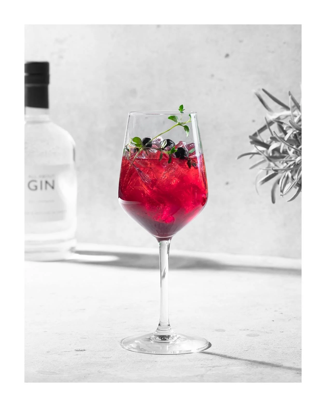 All About Bl&aring;b&auml;r &amp; Timjan Gin Spritz🫐🌿 Nordisk, &ouml;rtig och elegant bubblig😍 &Ouml;nskar er alla en riktigt h&auml;rlig helg🥂

Ingredienser:
&bull;4 cl gin
&bull;3 cl bl&aring;b&auml;rssockerlag
&bull;1 cl citronjuice
&bull;4 cl