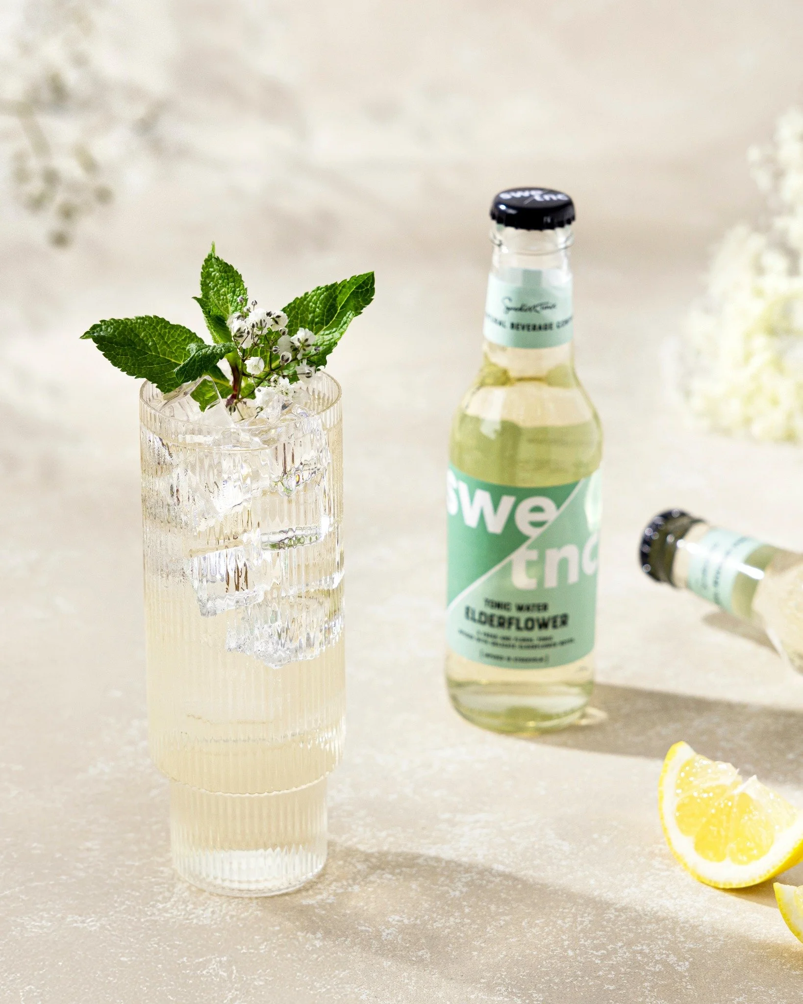 💫 Swedish Tonic Elderflower - Elegant, blommig och med den där naturliga friskheten som bara fläder kan ge 🌸
Perfekt att njuta som den är – eller i en lätt och aromatisk drink.
Flädertonicens mjuka sötma och fri
