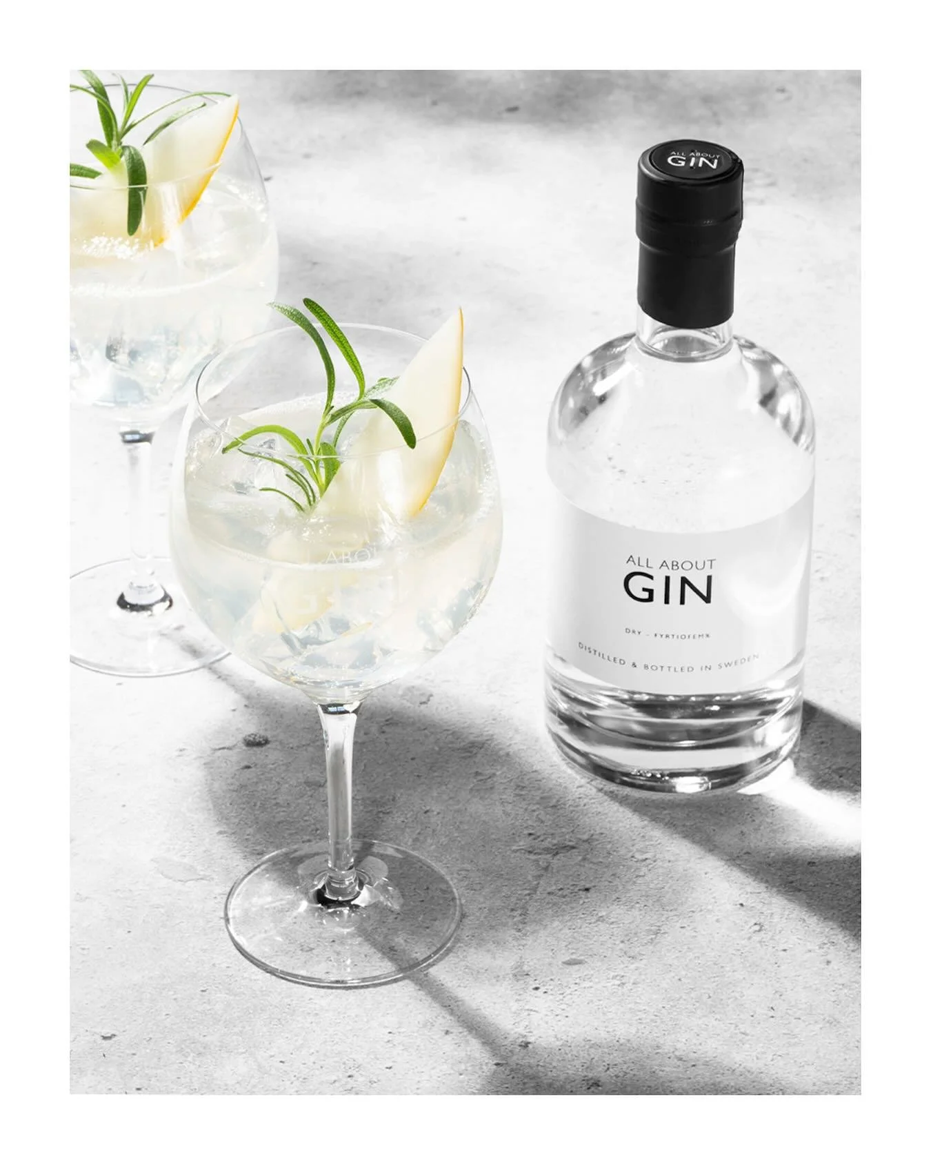 Hur dricker du din Gin &amp; Tonic?
Vi k&ouml;r p&aring; melon-twist idag &ndash; fruktigt, bubbligt och s&aring; gott🍈😍 &Ouml;nskar er alla en riktigt h&auml;rlig helg🥂

&bull;5 cl All About Gin
&bull;8 cl tonic
&bull;4 cl honungsmelonjuice (mudd