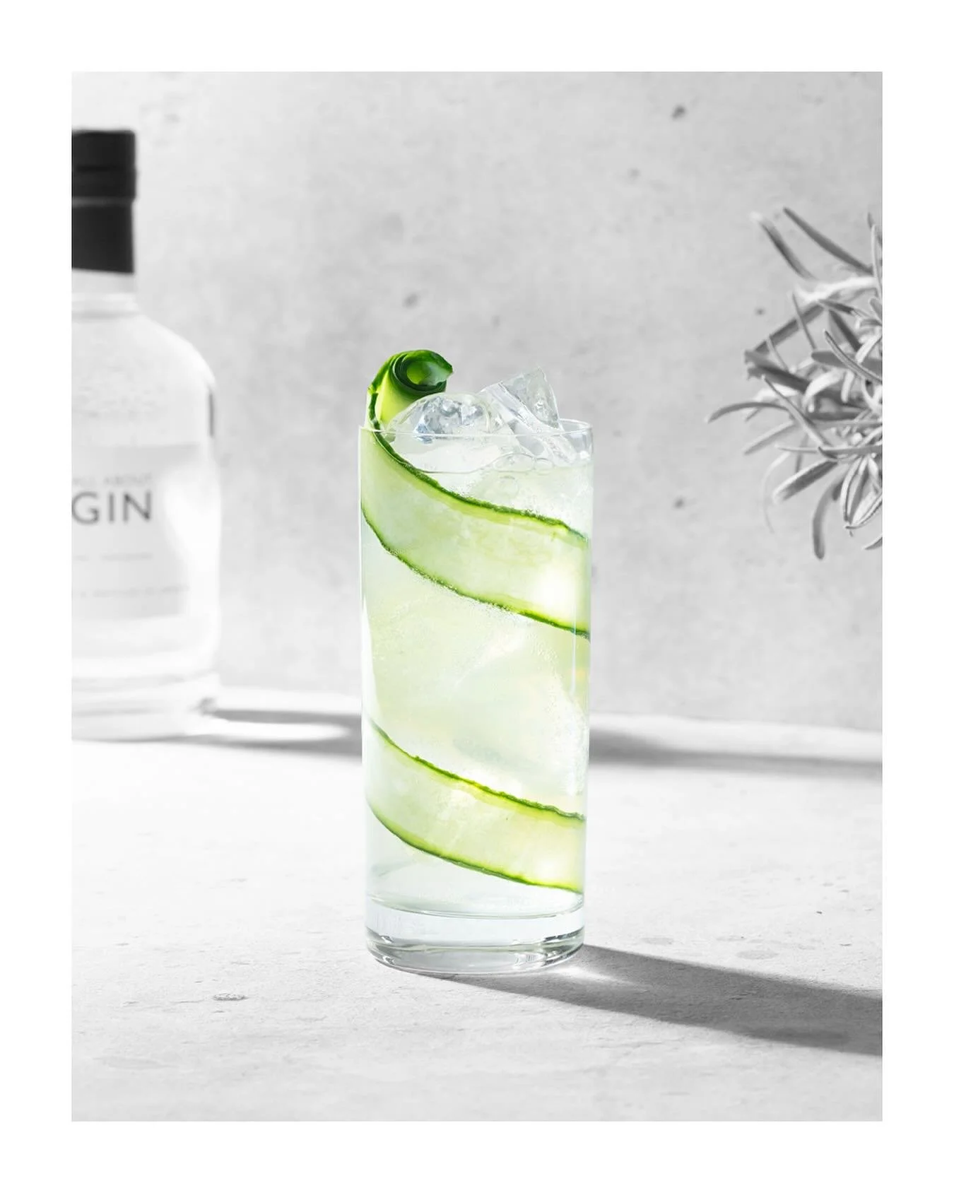 All About Gin &amp; Gurkbrus🥒 Krispig gurka, en nypa salt och frisk citron &ndash; enkelt, stilrent och fr&auml;scht🥂
Ingredienser:
&bull;5 cl gin
&bull;2 cl citronjuice
&bull;1 cl honungssirap
&bull;3-4 Gurkskivor
&bull;En skv&auml;tt saltvatten (