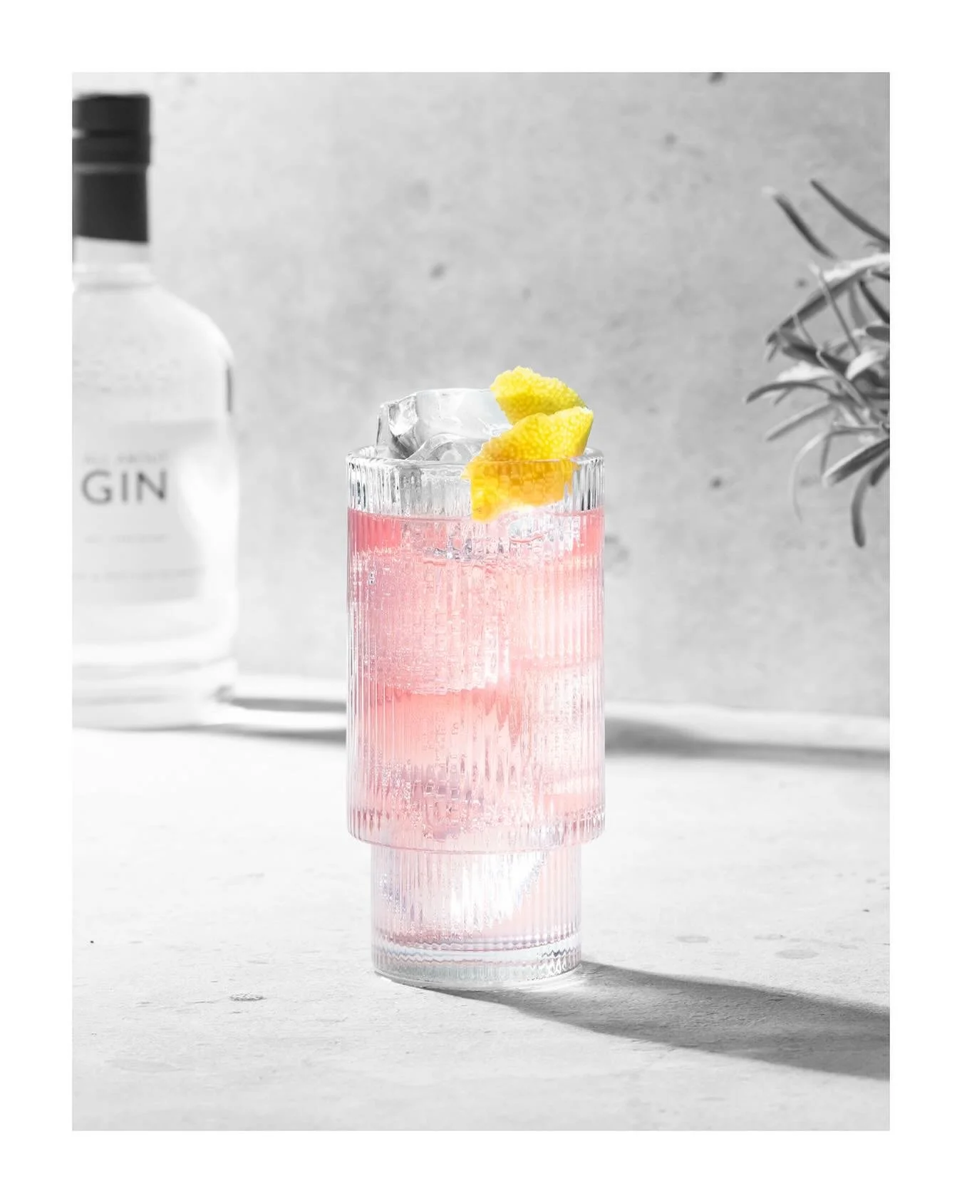 Friskt, b&auml;rigt och vackert i glaset 😍 En twist p&aring; klassikern Tom Collins &ndash; en drink att sk&aring;la med i helgen?🥂

Ingredienser:
&bull;5 cl All About Gin
&bull;2 cl citronjuice
&bull;2,5 cl svartvinb&auml;rsdryck
&bull;1cl sockerl