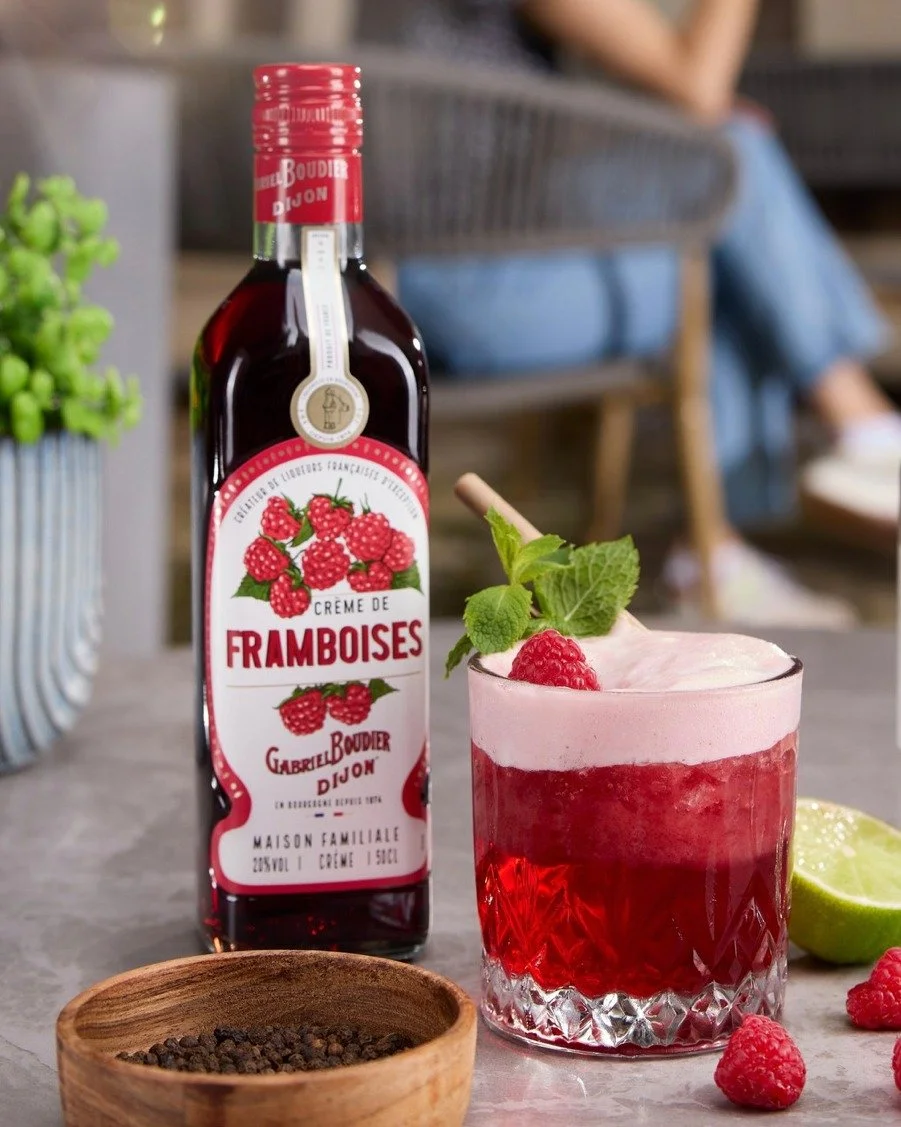 🍓✨ Fr&auml;sch, fruktig och full av hallon!
En perfekt kombination av Cr&egrave;me de Framboise och All About Gin.

&bull; 3 cl Cr&egrave;me de Framboise
&bull; 4 cl All About Gin
&bull; 2 cl citronjuice
&bull; 1 cl sockerlag
&bull; 2 cl &auml;ggvit