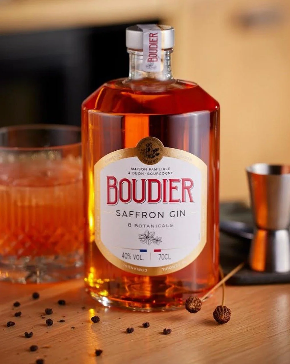 🔥✨ Saffron Gin &auml;r en gin d&auml;r saffran ger en tydligt kryddig och gyllene karakt&auml;r. Den varma tonen fr&aring;n saffranet bidrar till en smakprofil med kryddighet och l&auml;tt botanisk fyllighet.
Passar f&ouml;r cocktails d&auml;r man v