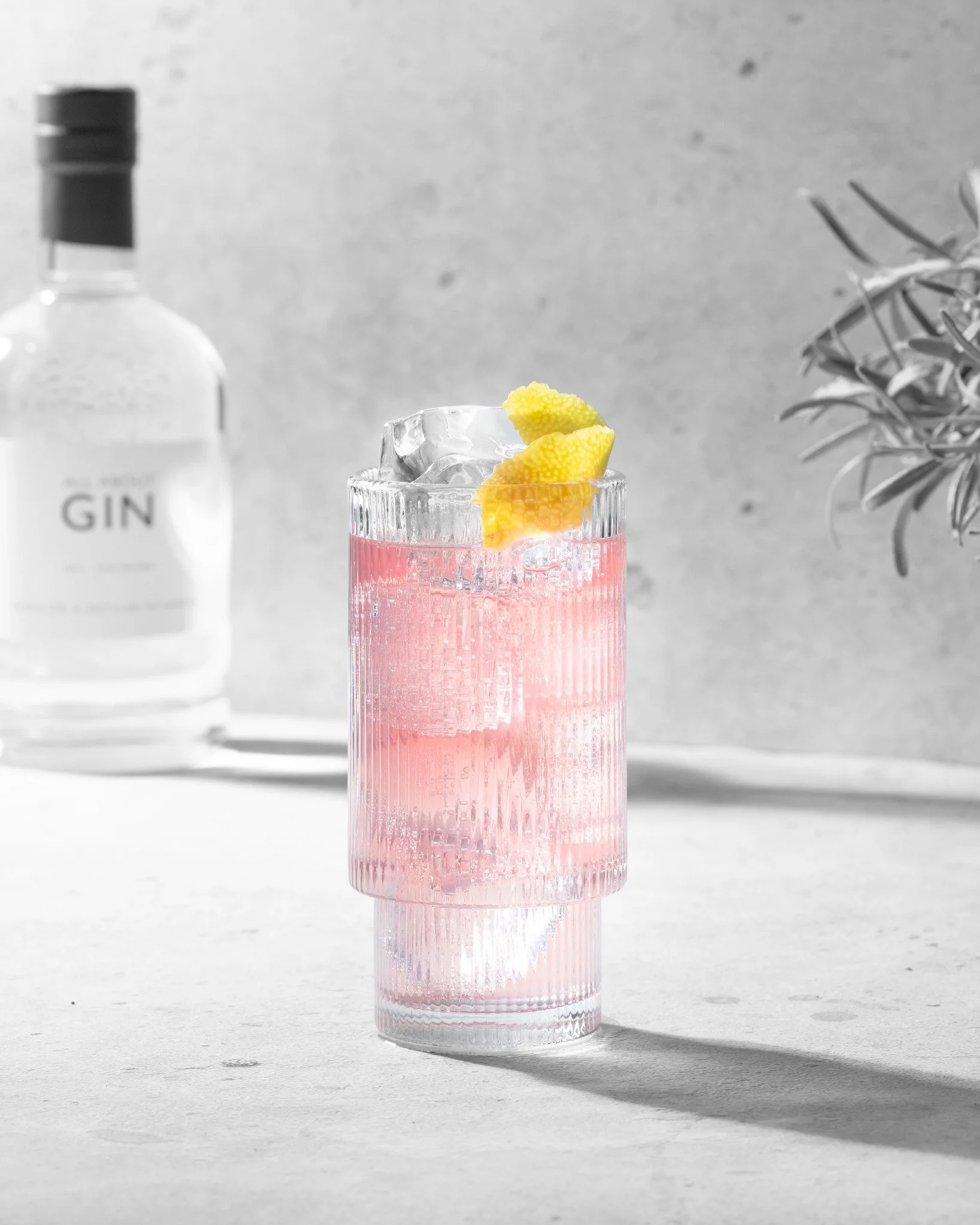 🍹En twist p&aring; Tom Collins med inslag av svartvinb&auml;r &ndash; en frisk och vintrig kombination av citrus och b&auml;r.

&bull; 5 cl All About Gin
&bull; 2 cl citronjuice
&bull; 2,5 cl svartvinb&auml;rsdryck
&bull; 1 cl sockerlag
&bull; Sodav