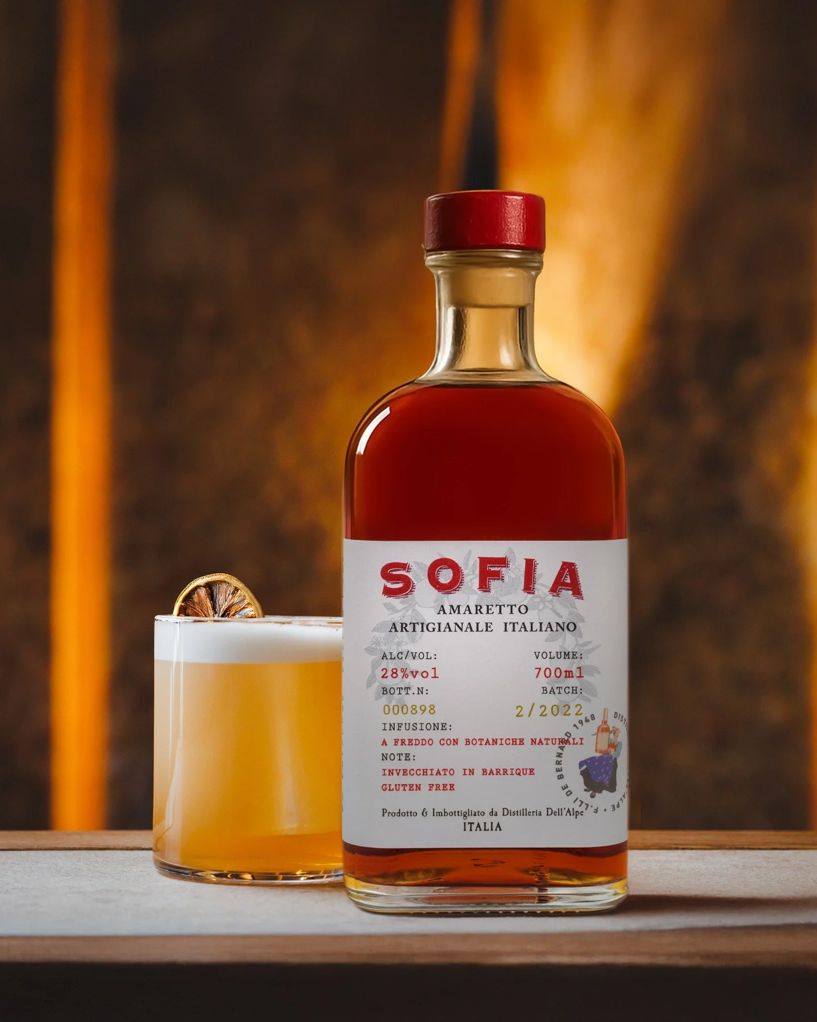 🍹Amaretto Sour gjord med Sofia Amaretto &ndash; en lik&ouml;r baserad p&aring; ett recept fr&aring;n 1948, d&auml;r s&ouml;tmandel och bittermandel fr&aring;n Sicilien samt citrus fr&aring;n Kalabrien ing&aring;r. Lik&ouml;ren lagras minst &aring;tt