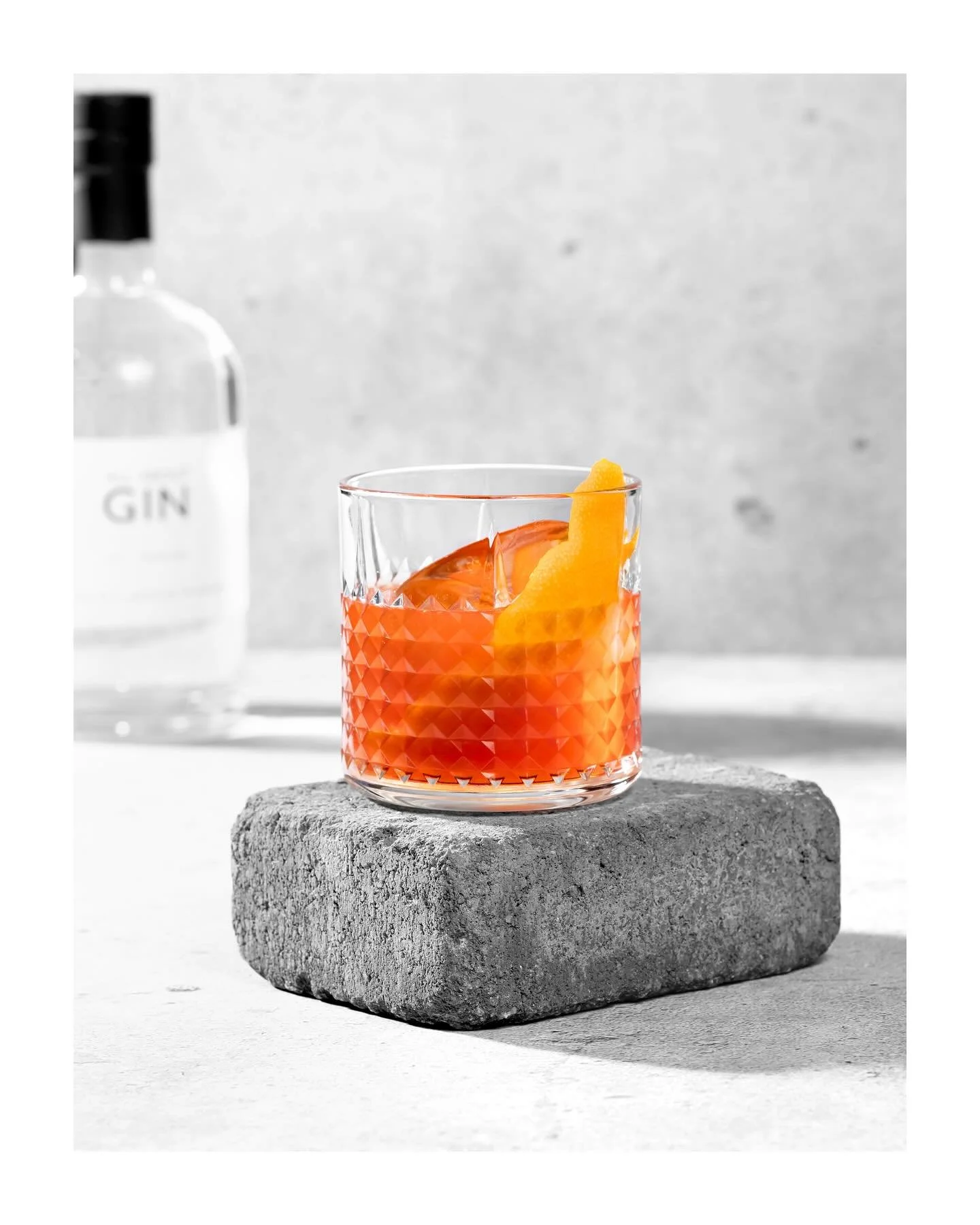 All About Blood Orange Negroni🍊 Klassiskt bitter med en fruktig twist✨
&Ouml;nskar er alla en riktigt h&auml;rlig helg 🥂

3 cl All About Gin
3 cl bitter aperitif
3 cl f&auml;rskpressad blodapelsinjuice
2 cl s&ouml;t vermouth (Chazalettes Vermouth R