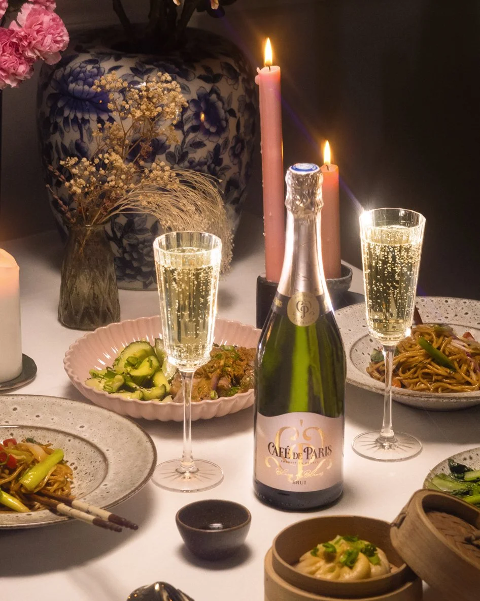 Caf&eacute; de Paris, ett naturligt inslag vid middagar med v&auml;nner🍾
Dukning, ljus och samtal i fokus.
Hur skapar du st&auml;mning runt ditt middagsbord?

#cafedeparis #frenchsparkling #no1beverages #mousserande #mousserandevin #vin #dryckestips