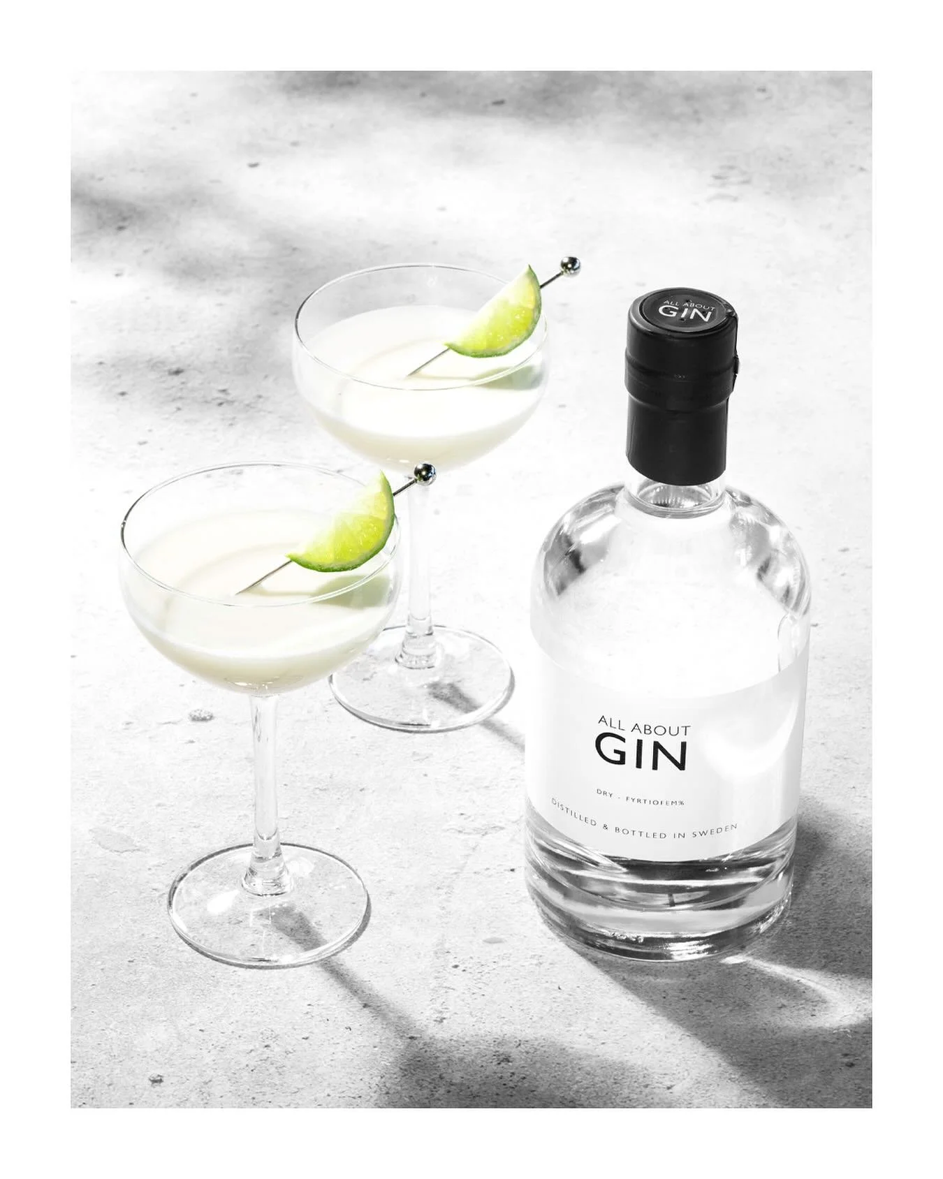 All About Gin tillsammans med kokos, kardemumma och lime &ndash; kryddig, frisk och vinterlen🥥🍋&zwj;🟩❄️ Kanske ov&auml;ntat, men helt r&auml;tt😍 &Ouml;nskar er alla en riktigt h&auml;rlig helg🥂 

Ingredienser:
4 cl All About Gin
2 cl kokosmj&oum