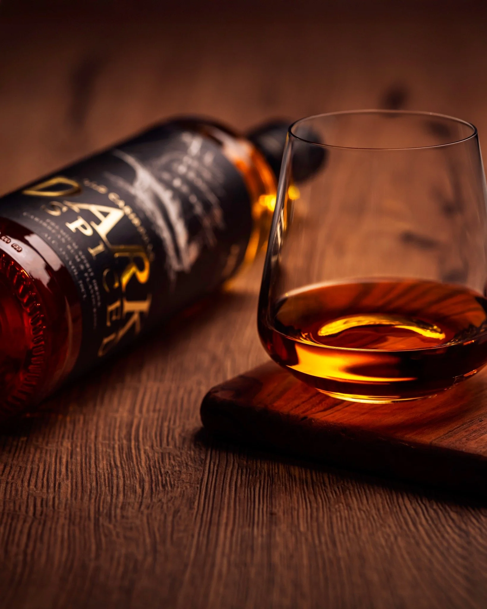 No.1 Old Caribbean Dark Spiced 🥃 En karibisk rom med balanserad kryddighet och mjuka toner av gammaldags gr&auml;ddkola samt torkad tropisk frukt.
Njut den som den &auml;r, &ouml;ver is, eller anv&auml;nd som bas i klassiska drinkar som Dark &rsquo;