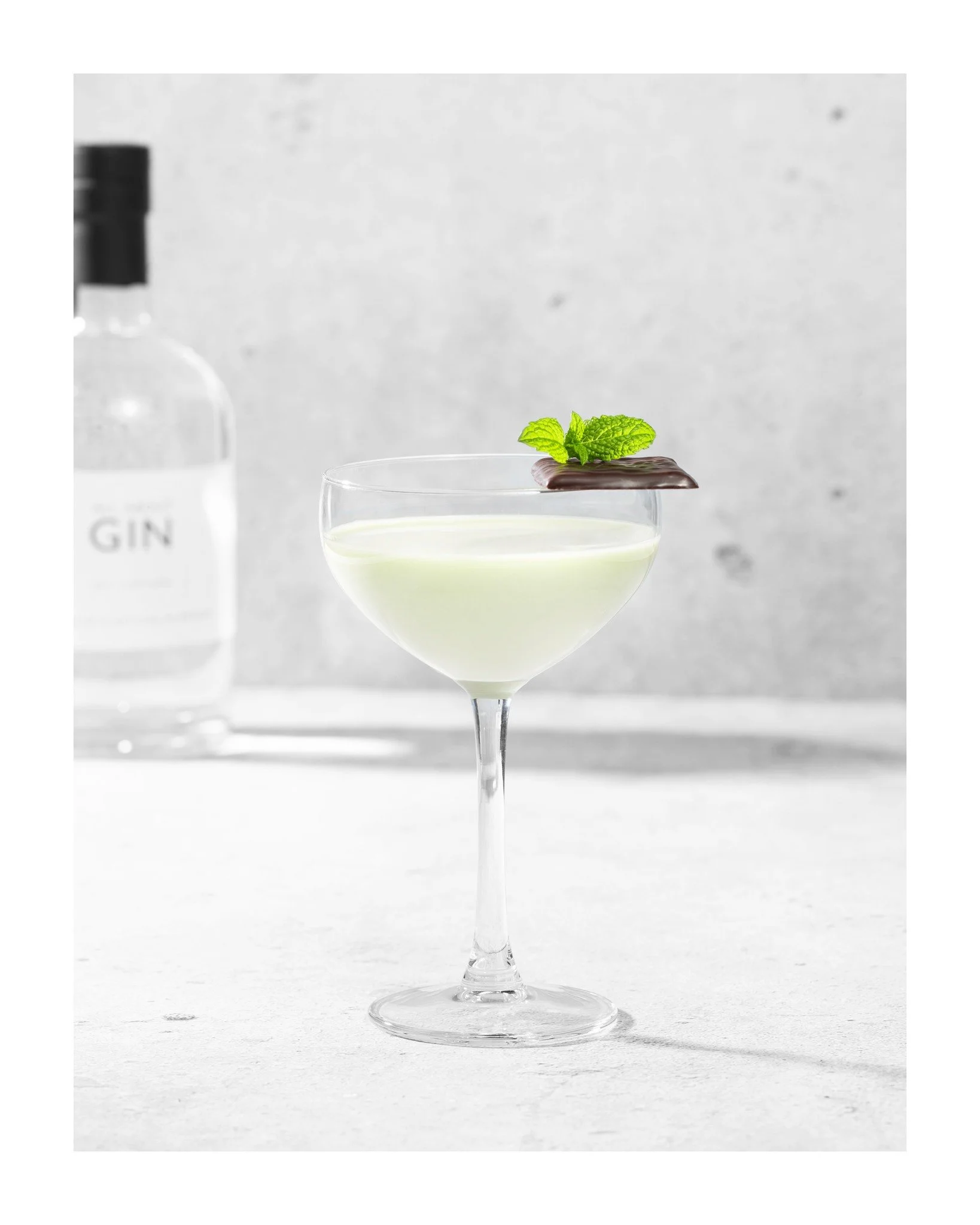 All About Mint &amp; Chocolate &ndash; en cocktail med b&aring;de f&auml;rg och karakt&auml;r 🍫🌿 Ett vackert alternativ att inspireras av inf&ouml;r julens festligheter ✨🎄 &Ouml;nskar er alla en h&auml;rlig julvecka!

Ingredienser:
3 cl All About 