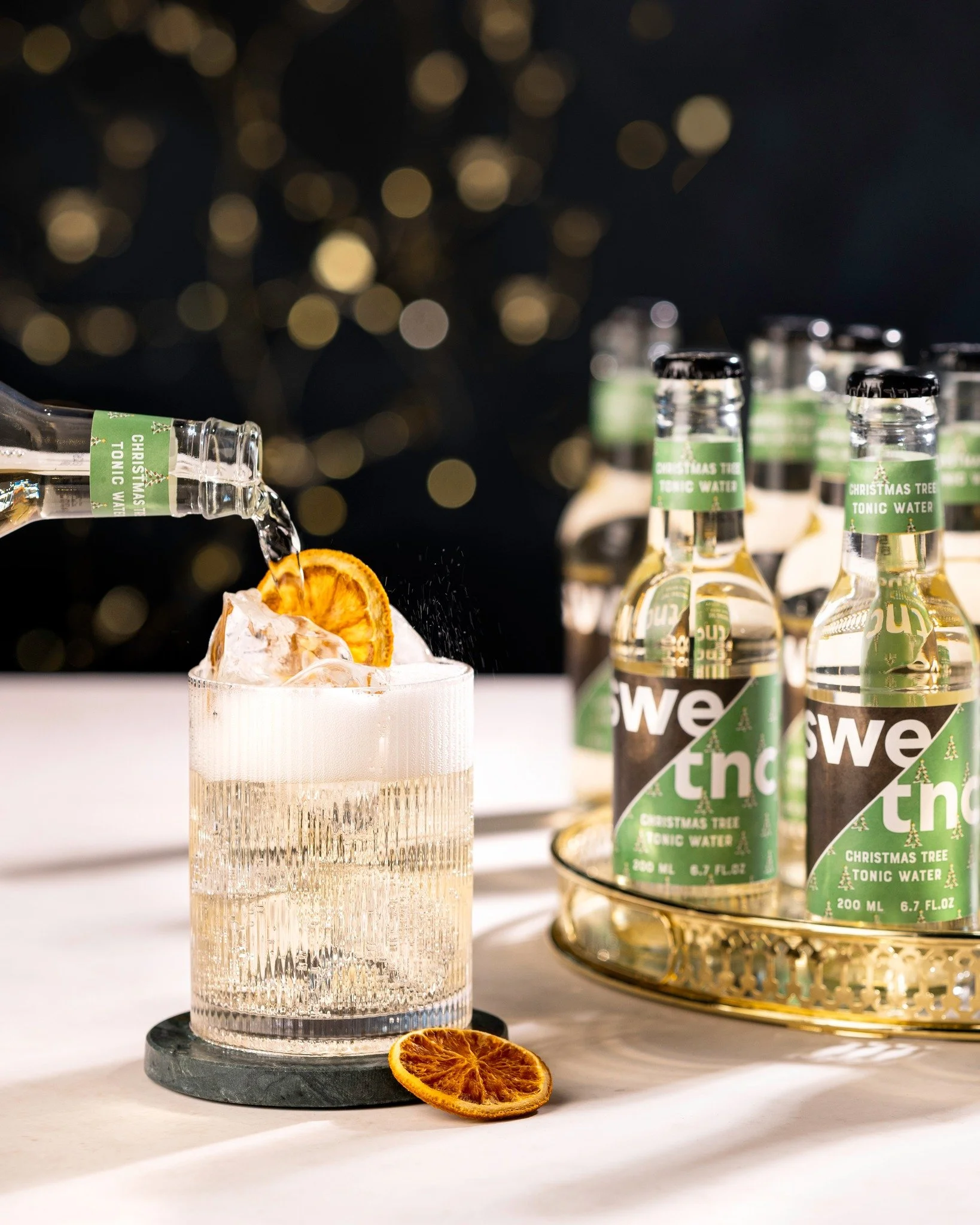 Golden, krispig och gjord f&ouml;r s&auml;songen✨

Christmas Tree Tonic &ndash; en vinterinspirerad tonic med friska, aromatiska toner som lyfter b&aring;de drinkar och serveringar.

Perfekt med is och en skiva torkad citrus.

Finns att best&auml;lla