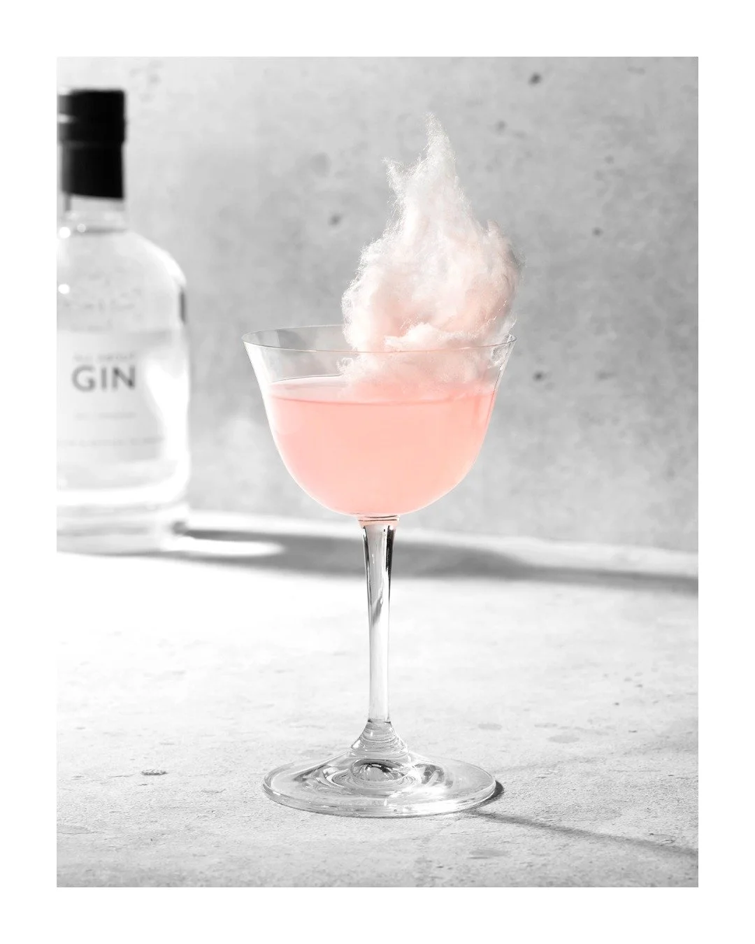 All About Gin, fr&auml;sch citron och mousserande vin i en l&auml;tt rosa ton &ndash; toppad med sockervadd f&ouml;r ett festligt uttryck😍 En dekorativ drinkid&eacute; inf&ouml;r ny&aring;rskv&auml;llen✨🥂 &Ouml;nskar er alla en riktigt h&auml;rlig 