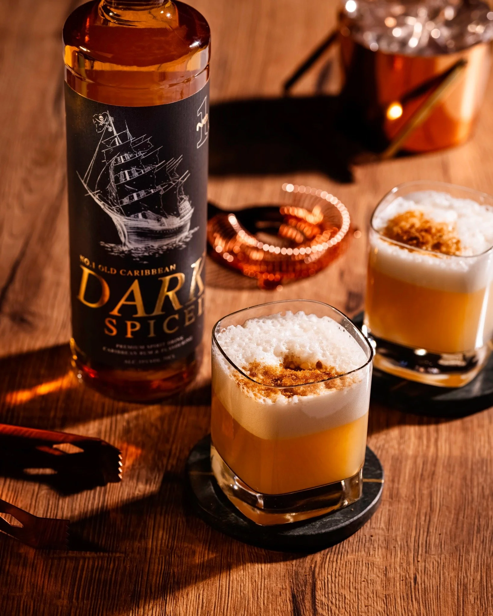 En sour med karakt&auml;r f&ouml;r vinterns kv&auml;llar🥃
Kryddig rom, mjukt skum och en balanserad syra.

Vem skulle du bjuda p&aring; den h&auml;r? 

No.1 Old Caribbean Dark Spiced finns p&aring; systembolaget.

#no1beverages #oldcaribbean #darksp