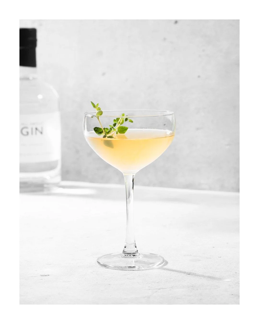 All About Gin tillsammans med mjuk honung, aromatisk timjan och friska citrustoner &ndash;enkel men full av karakt&auml;r😍 &Ouml;nskar er alla en riktigt h&auml;rlig helg! 🥂 

Ingredienser:
5 cl All About Gin
2,5 cl honungssirap (1:1 honung och var