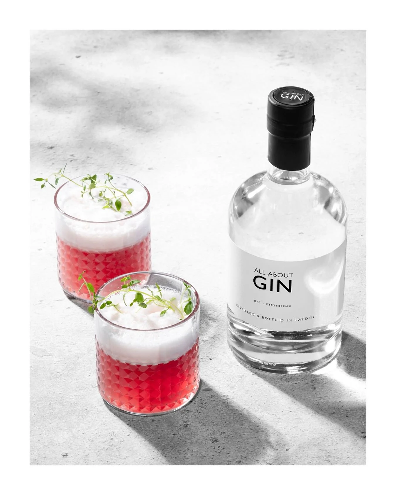 All About K&ouml;rsb&auml;r &amp; Timjan🍒🌿 Syrligt, b&auml;rigt och &ouml;rtigt &ndash; en cocktail med m&ouml;rkare ton och elegant balans😍 &Ouml;nskar er alla en riktigt h&auml;rlig helg🥂

Ingredienser:
5 cl All About Gin
2 cl citronjuice
4 cl 