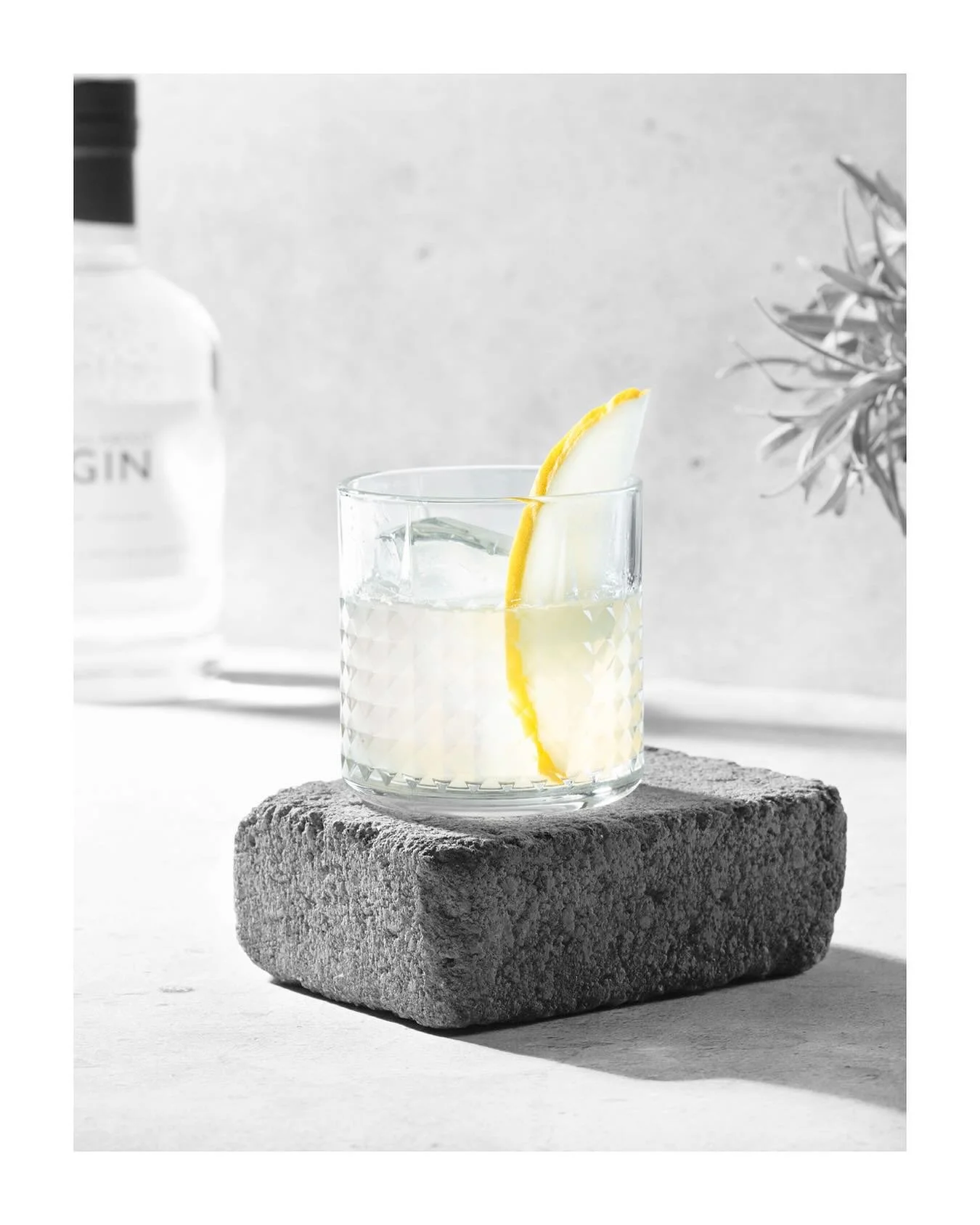 🍈 All About Gin &amp; Melon i en fruktig twist p&aring; Negroni Bianco. Mjuk, balanserad och elegant ✨ &Ouml;nskar er alla en riktigt h&auml;rlig helg🥂

Ingredienser:
&bull;3 cl All About Gin
&bull;3 cl torr vit vermouth
&bull;2 s&ouml;t vit vermou