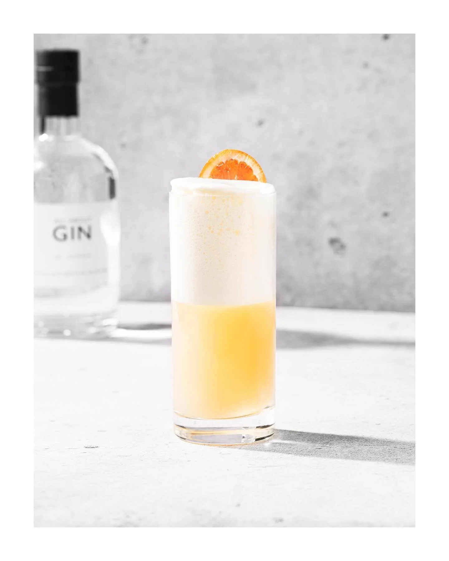 All About Blood Orange Gin Fizz🍊 Elegant &amp; frisk😍
&Ouml;nskar er alla en riktigt h&auml;rlig helg🥂

5 cl All About Gin
4 cl f&auml;rskpressad blodapelsin
3 cl citronjuice
2 cl sockerlag 
1 &auml;ggvita
Sodavatten eller Tonic
Is

H&auml;ll gin,