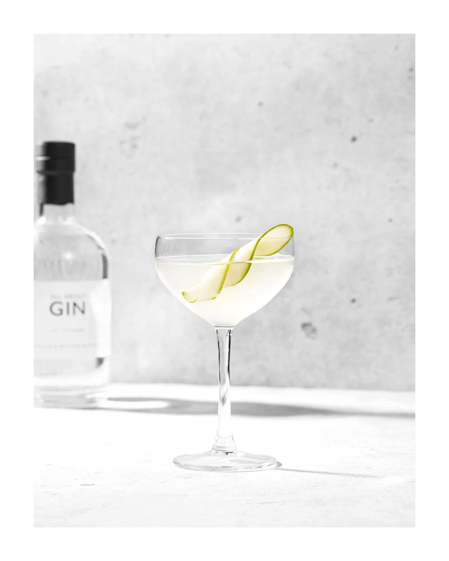 🍐All About Gin tillsammans med p&auml;ron &amp; citron &ndash; mjukt, fruktigt och balanserat😍 &Ouml;nskar er alla en riktigt h&auml;rlig helg🥂

Ingredienser:
5 cl ALL ABOUT GIN
2,5 cl f&auml;rsk citronjuice
2 cl sockerlag
3 cl p&auml;ronjuice
Is

