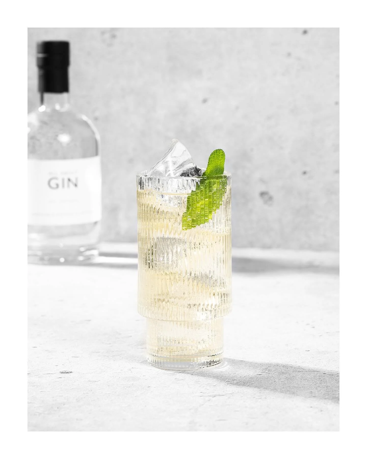 All About Apple &amp; Sage🍏🌿 Friskt &auml;pple, mjuk citrus och aromatisk salvia &ndash; balanserat och elegant 😍 Vad sk&aring;lar du in helgen med?&Ouml;nskar er alla en riktigt h&auml;rlig helg🥂 

5 cl All About Gin
5cl &auml;ppeljuice
1cl citr