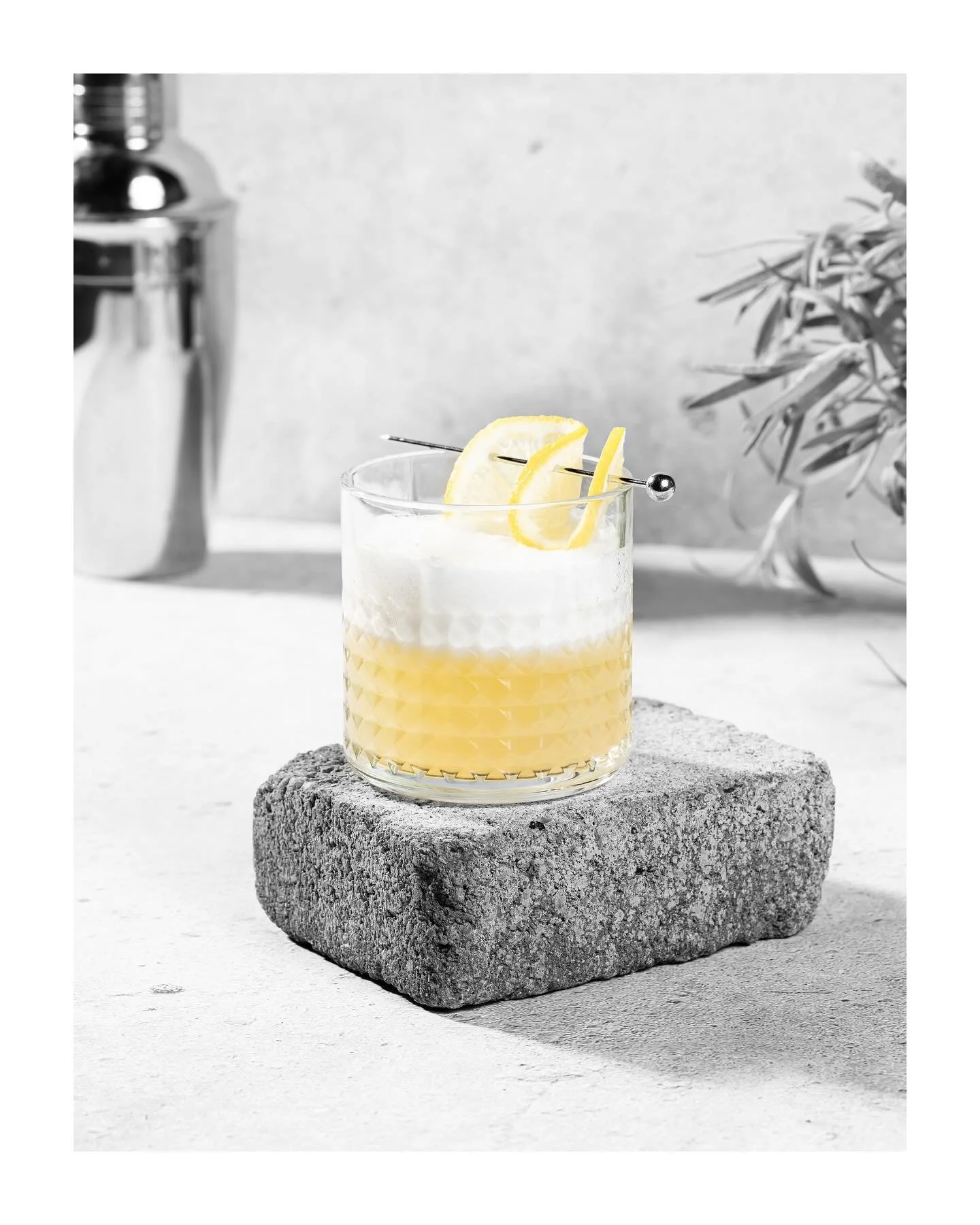All About Honey Gin Sour🍯🍋 Mjuk s&ouml;tma fr&aring;n honung och frisk syra fr&aring;n citron &ndash; stilrent och balanserat🥂 &Ouml;nskar er alla en riktigt h&auml;rlig helg☀️

Ingredienser:
5 cl All About Gin
3 cl citronjuice
2 cl honungssirap (