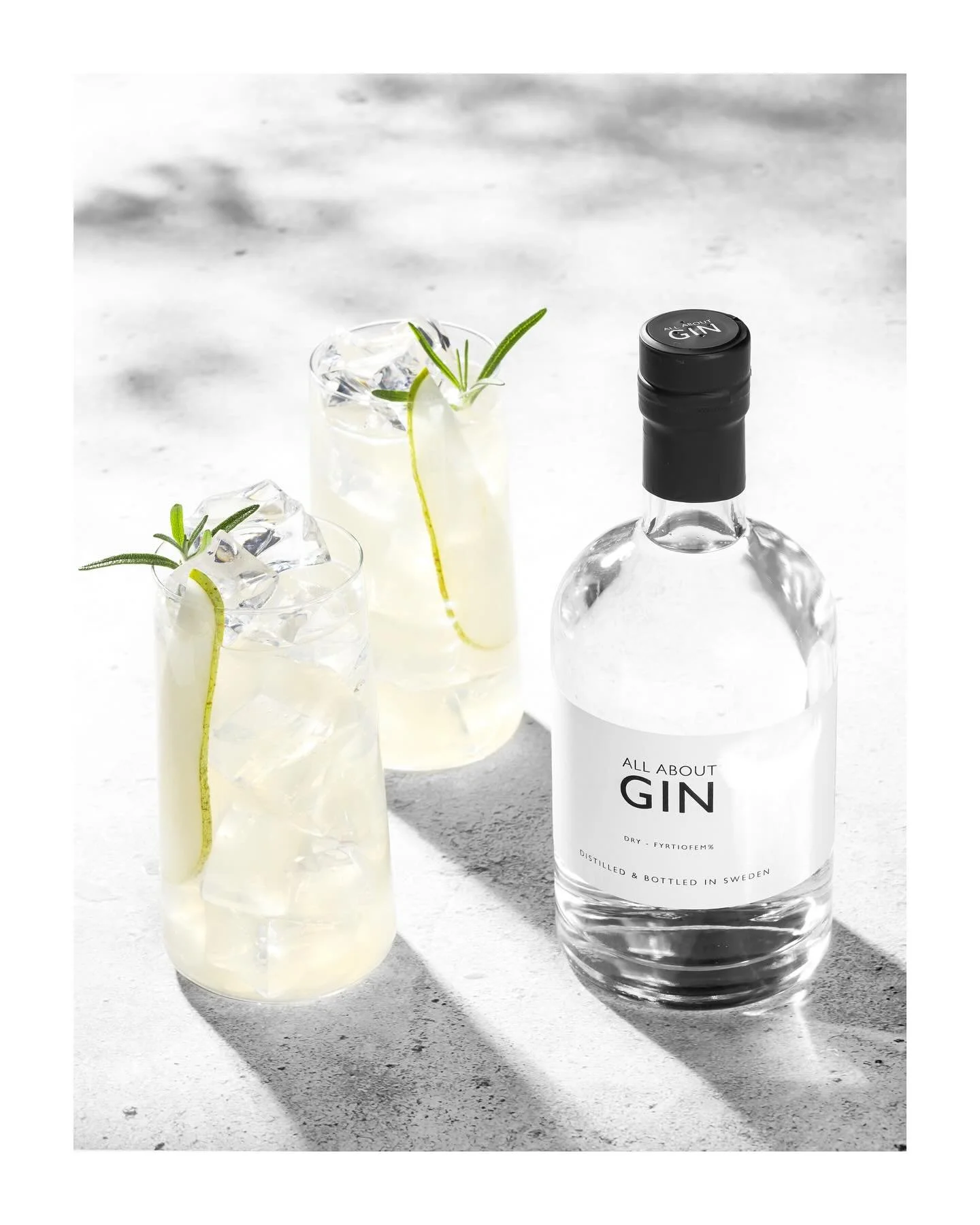 Fruktigt, l&auml;tt kryddigt och v&aring;rfriskt☀️ All About Gin tillsammans med p&auml;ron &amp; ingef&auml;ra 🍐 
&Ouml;nskar er alla en riktigt h&auml;rlig helg🥂

Ingredienser
5 cl All About Gin
3 cl p&auml;ronjuice
2 cl citronjuice
1,5 cl socker