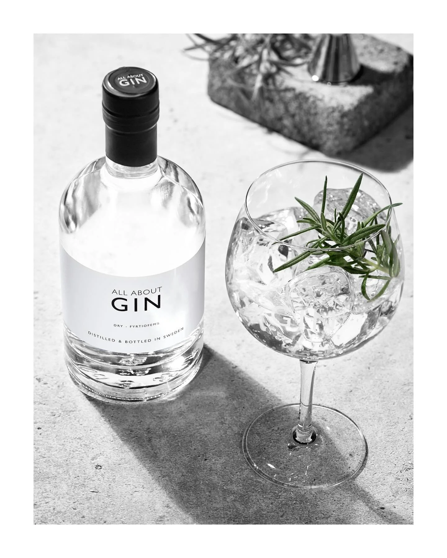 Idag firar vi Svenska Gin &amp; Tonic-dagen &ndash; fr&aring;n tidl&ouml;s original till Navy Strength och en somrig twist med smultron😍 Vilken &auml;r din favorit? 🍓🍋&zwj;🟩

Sk&aring;l f&ouml;r G&amp;T 🥂

#allaboutgin #gin #gintonic #svenskagin
