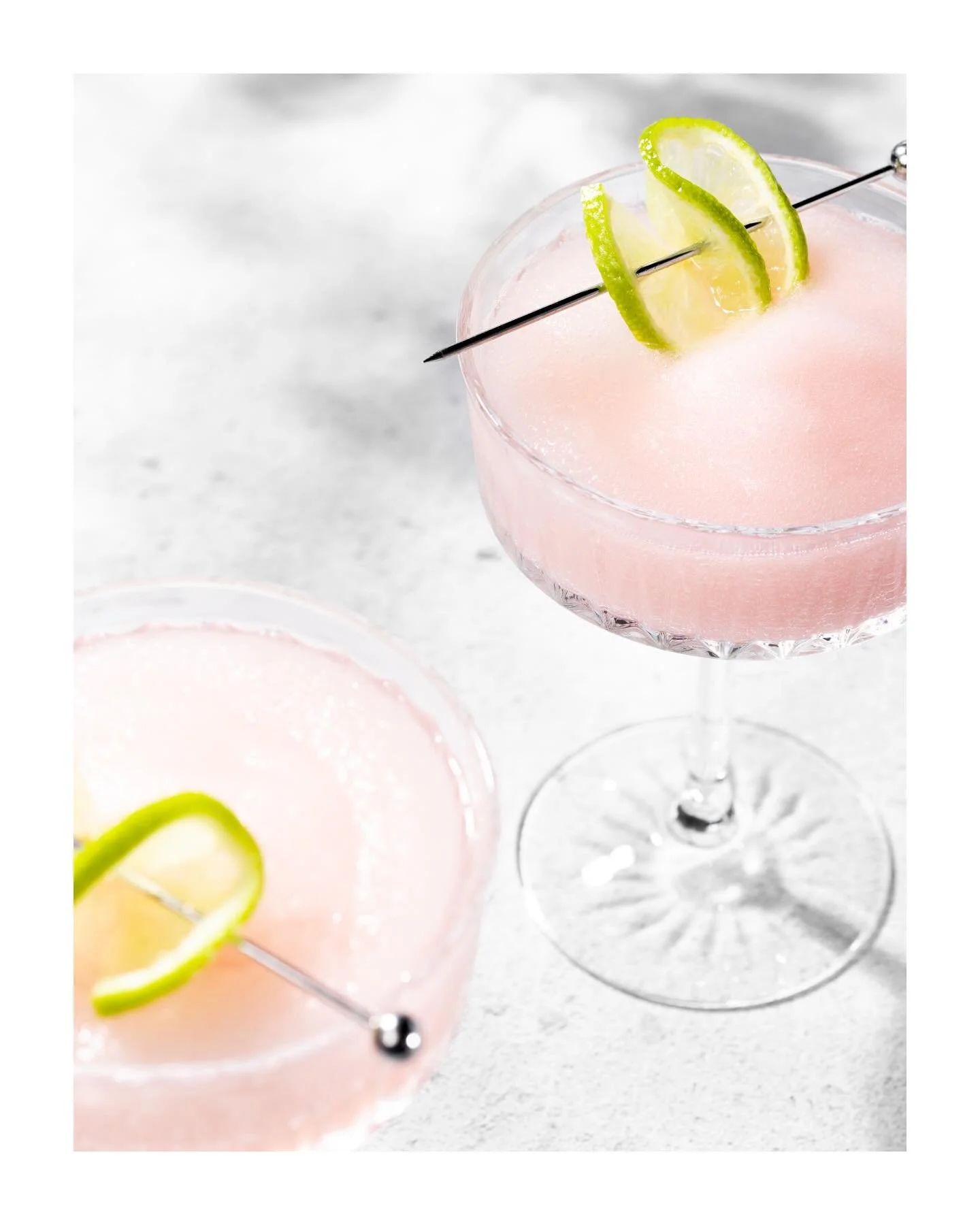 All About Frozen Cosmo &ndash; iskall, fr&auml;sch, elegant ❄️😍
Redo f&ouml;r n&aring;got svalare i glaset? Ge oss en🥂
&Ouml;nskar er alla en riktigt h&auml;rlig helg☀️

4 cl All About Gin
3 cl tranb&auml;rsjuice
2 cl triple sec
2 cl limejuice
2 cl