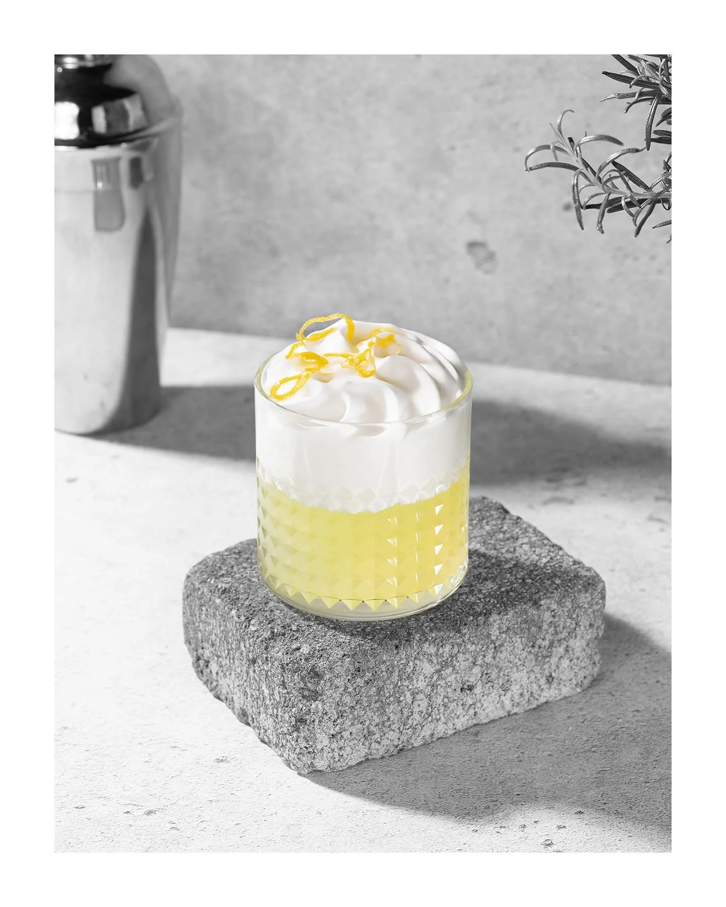 Vi h&auml;lsar v&aring;ren v&auml;lkommen med en str&aring;lande Limoncello Gin Sour med fl&auml;derskum☀️
Vad har du i glaset denna Valborg? 🥂
 
4 cl All About Gin
3 cl limoncello
2 cl sockerlag
4 citronjuice
Is
40cl koncentrerad fl&auml;dersaft
10