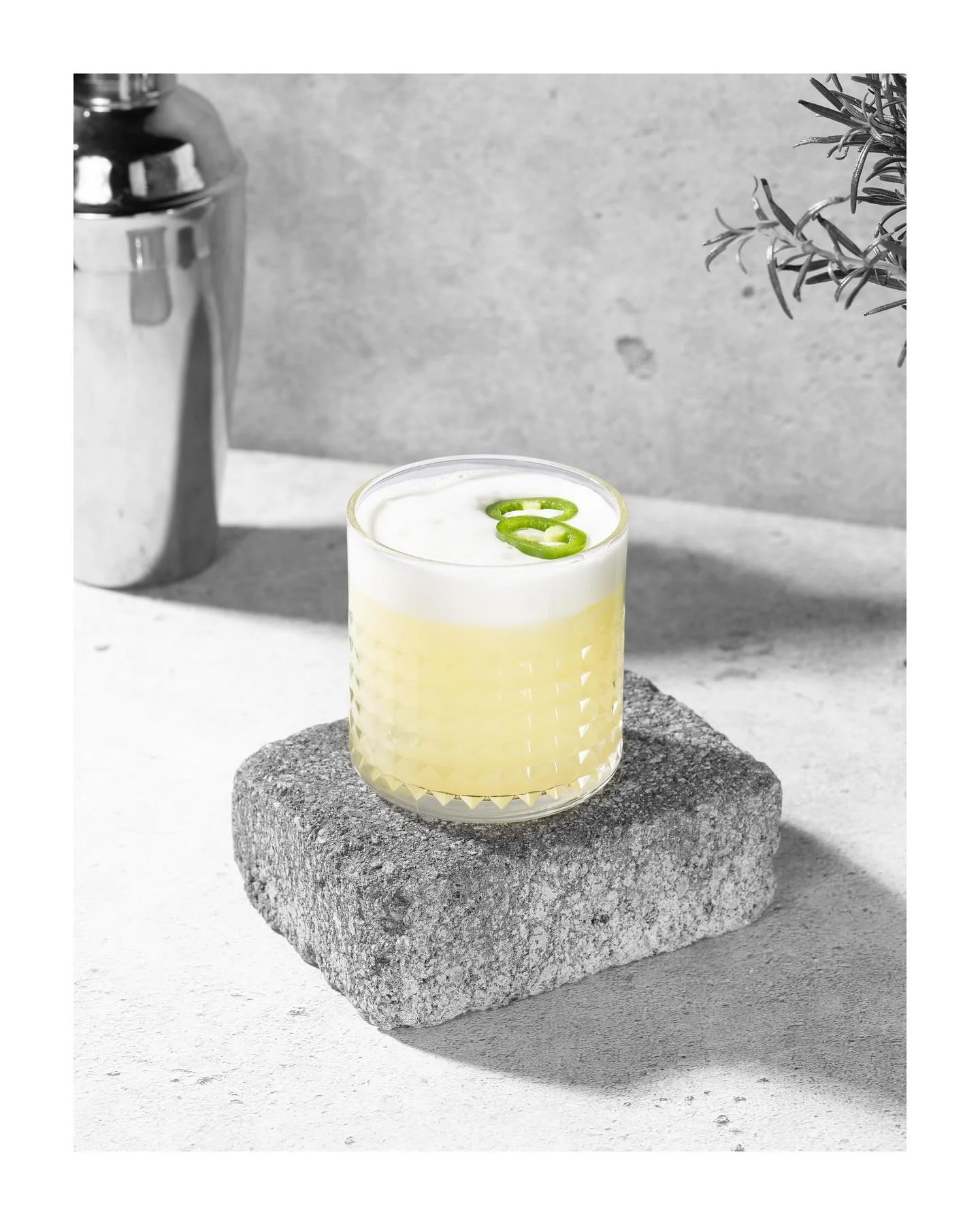 All About Spicy Mango Gin Sour🌶️🥭 Fruktig s&ouml;tma m&ouml;ter frisk citrus och ett sting av jalape&ntilde;o.
Len, syrlig och med precis lagom hetta. V&aring;gar du testa?🥂 
&Ouml;nskar er alla en str&aring;lande helg☀️

5 cl All About Gin
3 cl c