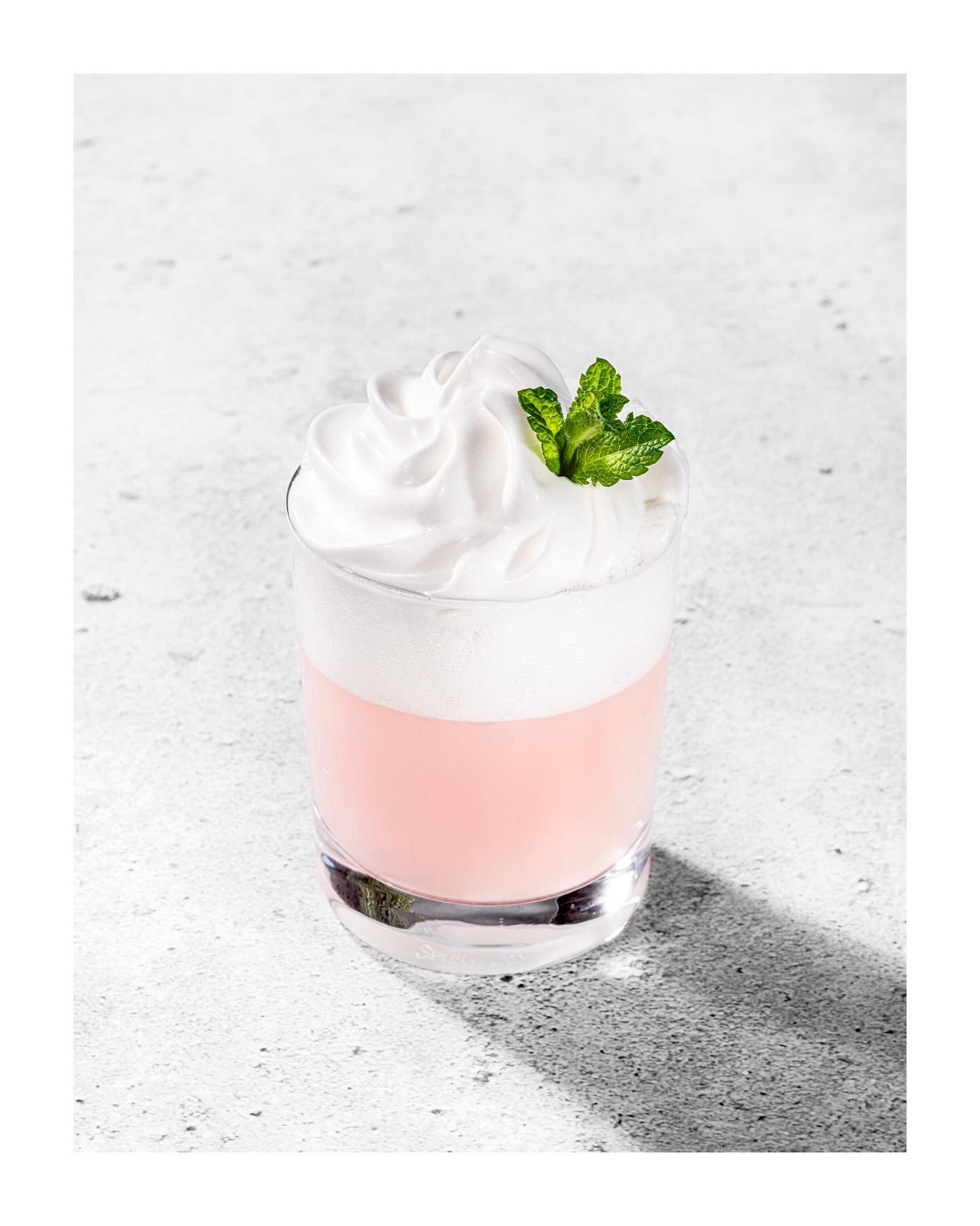 All About Summer Vibes ☀️🍓
Smultron, citron, fl&auml;derskum.
Friskt, b&auml;rigt, somrigt🥂
&Ouml;nskar er alla en h&auml;rlig helg!

5cl All About Wild Strawberry Gin
3cl citronjuice
2 cl sockerlag
N&aring;gon droppe grenadine
Is
40cl koncentrerad