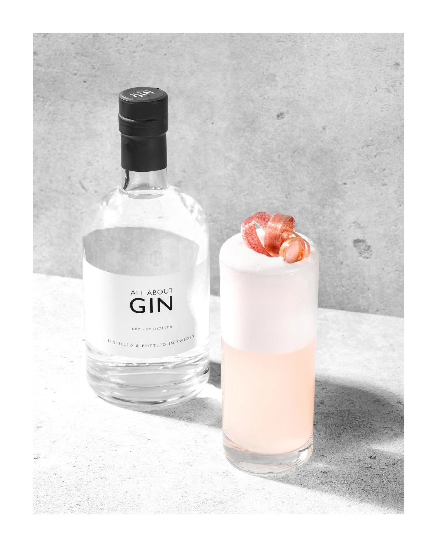 All About Rhubarb Gin Fizz ☀️
Rabarber &auml;r en riktig sommarsmak &mdash; och vi tycker den passar riktigt bra i en Gin Fizz😍 Vad tycker du?
&Ouml;nskar er alla en riktigt h&auml;rlig helg🥂

5 cl All About Gin
3cl rabarbersockerlag
3cl citronjuic