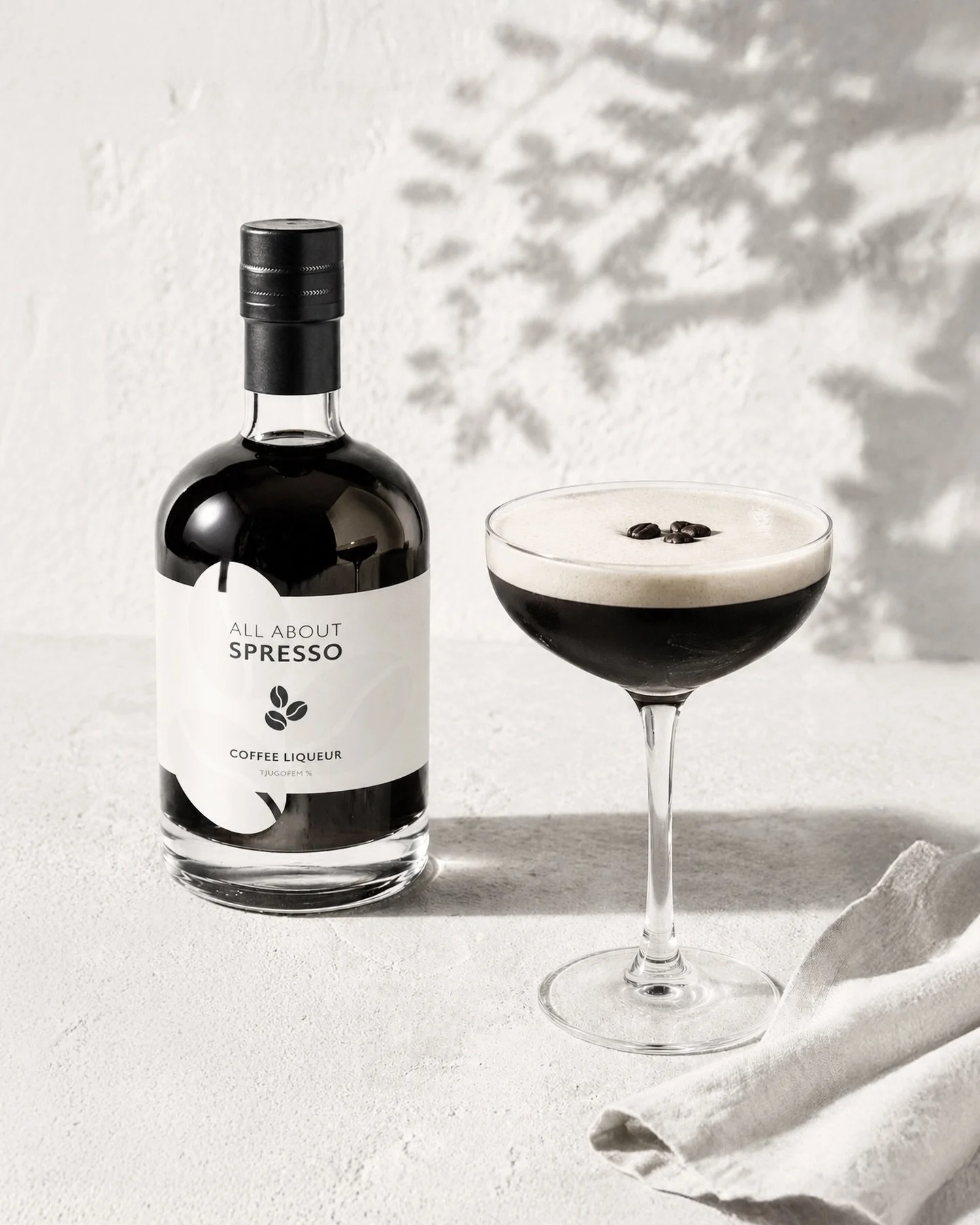 Efter All About Gin kommer All About Spresso☕🖤🍸
Vi &auml;r s&aring; glada &ouml;ver att presentera n&auml;sta produkt i All About-familjen. En kaffelik&ouml;r d&auml;r gin m&ouml;ter kaffe &ndash; balanserad, modern och skapad f&ouml;r allt fr&arin