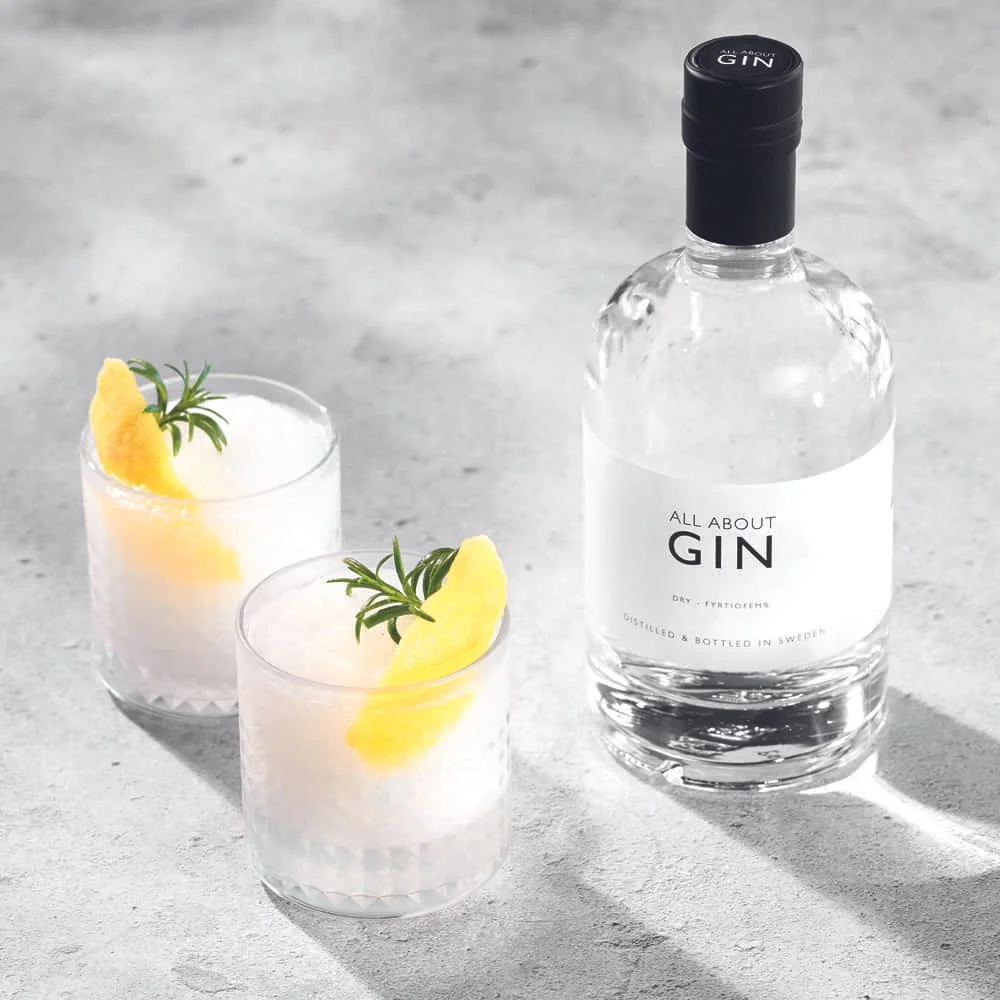 Frozen Gin & Tonic med fläder, citron och rosmarin serverad i rocksglas