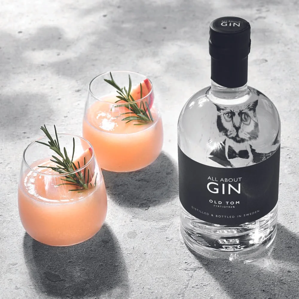 Frozen peach cocktail med gin, persika och rosmarin serverad i rocks glas