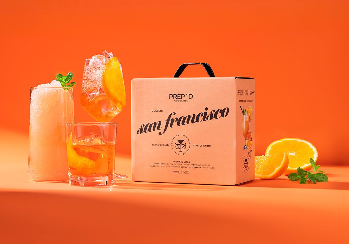 Prep´d Cocktails San Francisco box med serverad San Francisco-cocktail i glas, fruktiga och tropiska inslag.