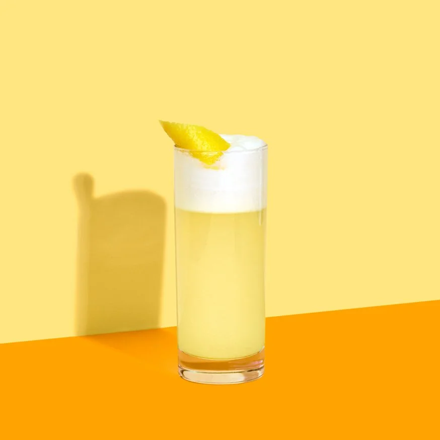 Fläder gin fizz med citron i högt glas