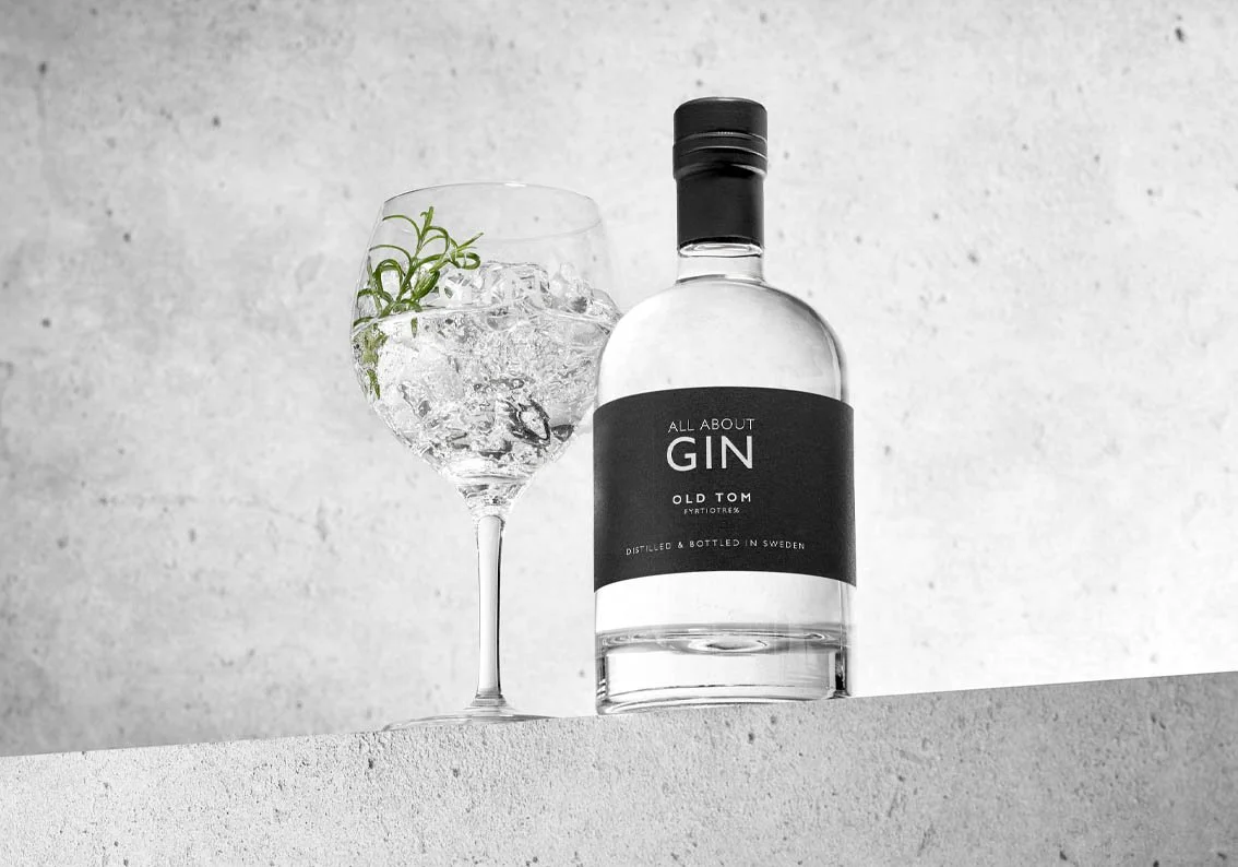 All About Gin Old Tom tillsammans med gin och tonic med is och rosmarin
