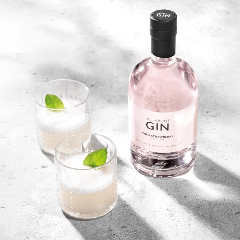 Smultron Sour med Wild Strawberry Gin, citron och skum serverad i rocksglas