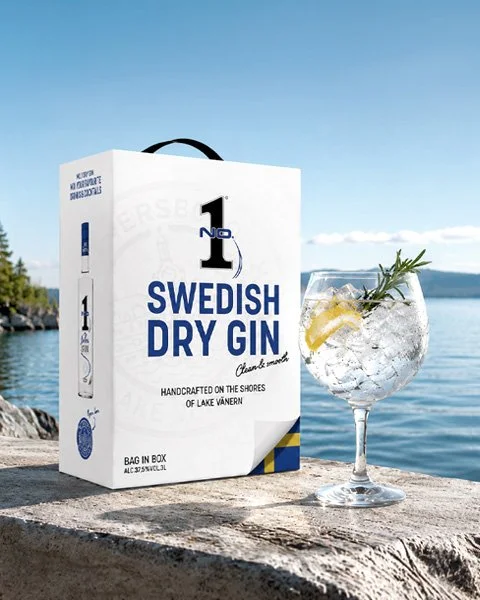 No.1 Swedish Premium Dry Gin bag in box med gin och tonic vid sjö i svensk sommarmiljö.