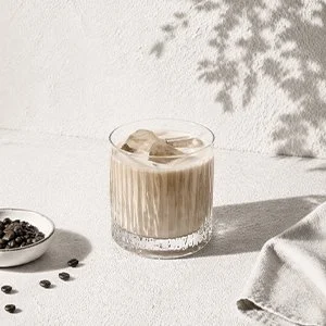 Krämig kaffedrink med kaffelikör och mjölk serverad över is – mjuk, len och balanserad med rostade kaffetoner.